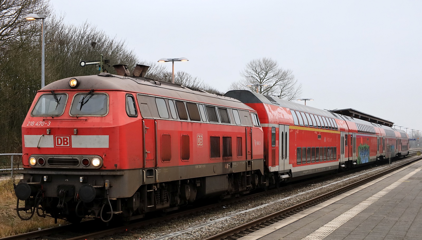 Einzig aktiv sichtbare 218 heute war die Kieler 218 470-3 die auch schon mal besser aussah. Hier aufgenommen bei der Einfahrt mit einem RE 6 nach Westerland in Niebüll. 21.12.2025