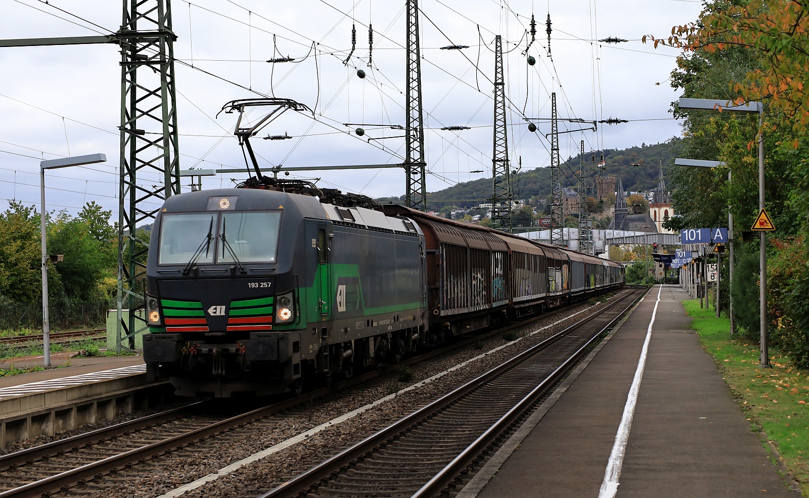 ELL/ELOC/TXL 193 257-3 mit einem �bel riechenden Schiebewandwagenzug feszgehalten bei der Durchfahrt in Bingen. 22.10.2023