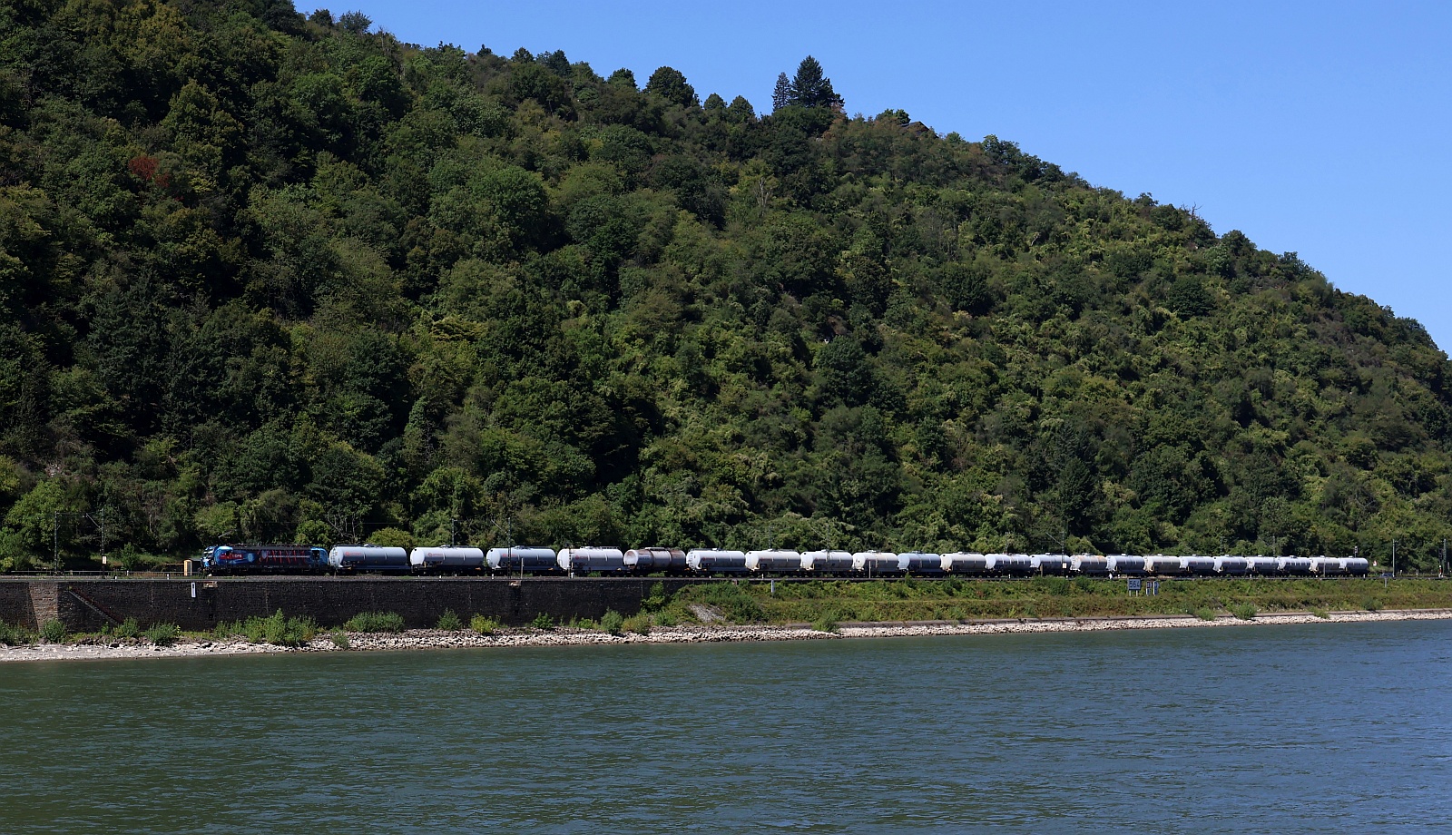 ELOC/DPD 193 438-9 kommt hier mit einem Ganzzug bestehend aus französischen ERMEWA Kesselwagen aus Richtung Koblenz angefahren. Kestert 11.08.2025