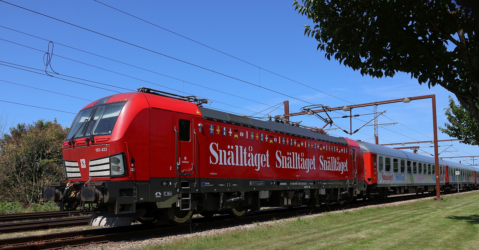 ELOC/S 193 423-1, REV/MMAL/16.02.24 und der Snälltåget Ausfahrt Pattburg/DK. 21.06.2025