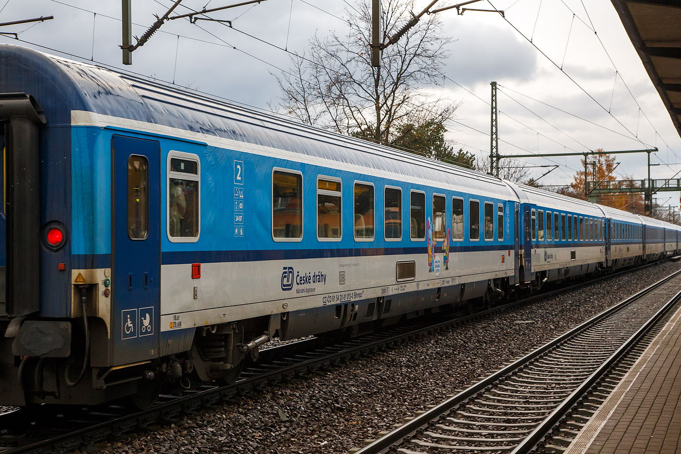 EuroCity 2. Klasse klimatisierter Großraumwagen (Reisezugwagen) mit Gepäckabteil, CZ-ČD 61 54 20-91 013-0 der Gattung Bhmpz 228, der ČD - České dráhy (Tschechischen Eisenbahnen) am 07.12.2022, im Zugverband eingereiht als Wagen 255 hier am Zugende, in den EC 378   „Berliner“ (Praha hl.n – Dresden Hbf - Berlin Hbf (tief) - Hamburg Hbf - Kiel Hbf), bei der Zugdurchfahrt in Dresden-Strehlen.

Der 48t schwere Wagen hat 55 Sitzplätze in der 2. Klasse, 4 Klappsitze sowie 2 Rollstuhlplätze. Die Plätze Nr. 25 und 27 sind für Behinderte, Nr. 14-17 und 31-38 für Reisende mit Kindern (Kinderabteile). Auch eine rollstuhlgerechte Toilette ist vorhanden.
