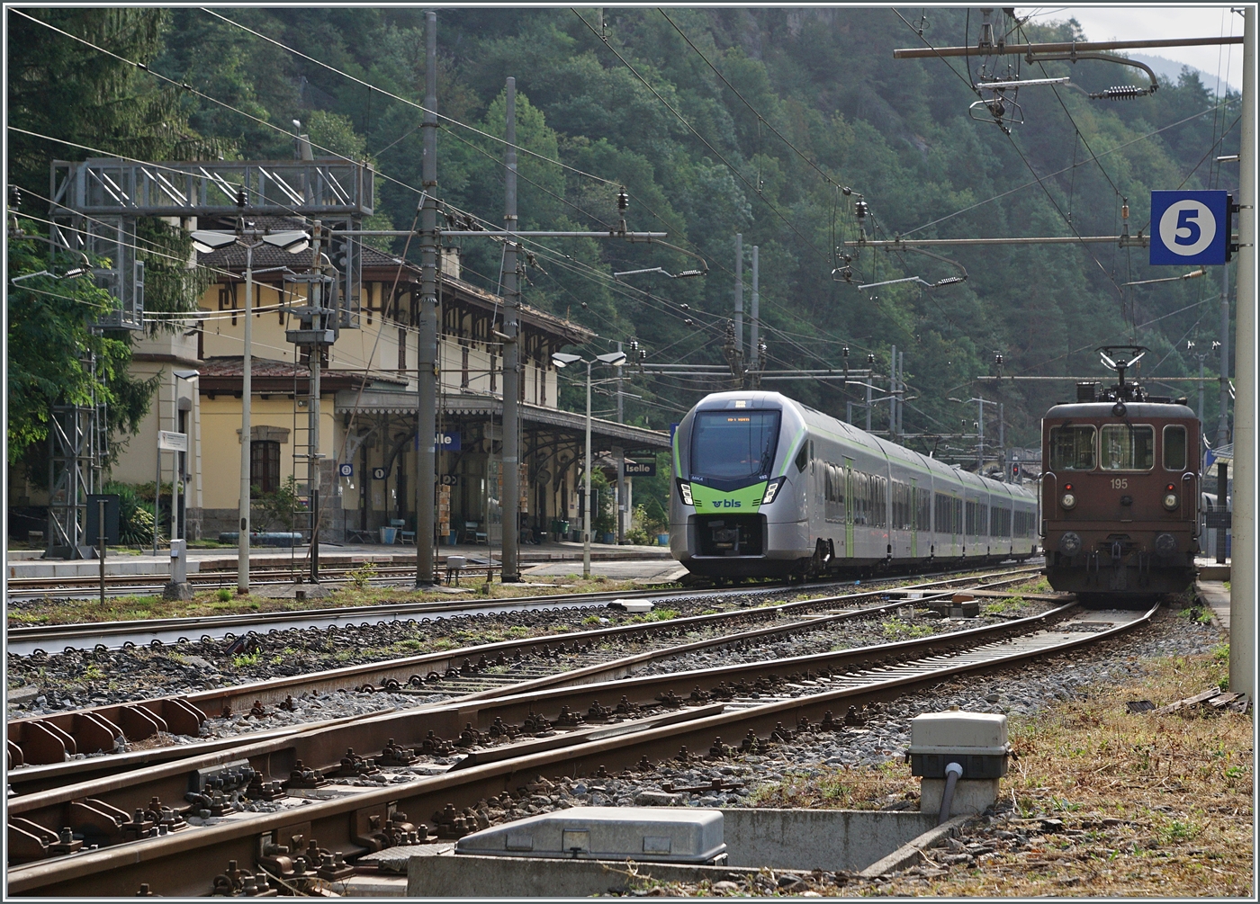 Fest in der Hand der BLS befindet sich dieser Tage die FS Trenialia Station Iselle di Trasquera. Infolge Bauarbeiten bei einer Brücke zwischen Iselle und Domodossola, ist die Strecke gesperrt. Somit fahrt BLS fährt mindestens stündlich nach Iselle; Weiterreise mit dem Bus. Zudem verkehrt auch an diesem Samstag der Tunnelautozug AT3 Brig - Iselle im Stundentakt. Somit war es möglich, die BLS Re 4/4 195 und den BLS RABe 528 102 umgeben von italienischem Flair in Iselle gemeinsam aufs Bild zu bekommen. 

17. August 2024