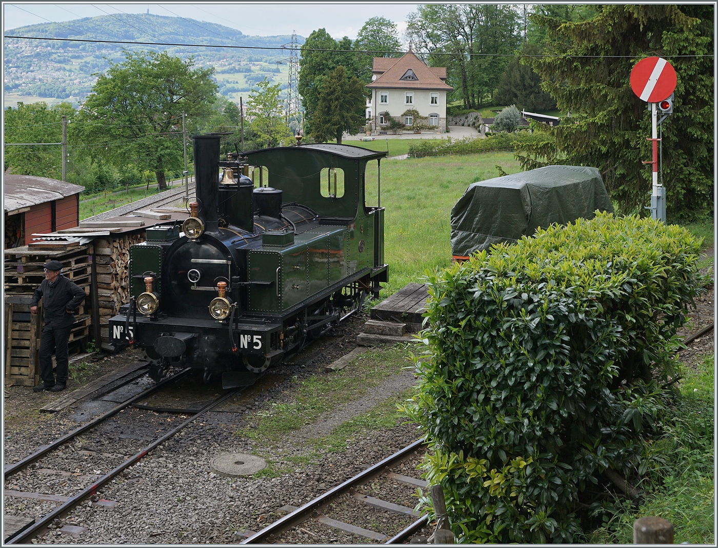 Festival Suisse de la vapeur 2024 / Schweizer Dampffestival 2024 der Blonay-Chamby Bahn - Die Blonay-Chamby Bahn Dampflokomotiven LEB G 3/3 N° 5 in der Lokbehandlung in Chaulin. 

19. Mai 2024