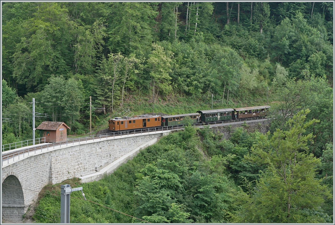 Festival Suisse de la vapeur (Schweizer Dampffestival 2025) - die herrliche RhB Bernina Bahn Ge 4/4 81 der Blonay Chamby Bahn ist bei Vers chez Robert mit einem Zug auf dem Weg nach Blonay und erreicht den Baye de Clarens Viadukt. Durch die bei der Sanierung des Baye de Clarens Viaduktes wurde in diesem Bereich kräftig gerodet, so dass bis zur Aufforstung Bilder von dieser Stelle möglich sein werden.


8. Juni 2025
