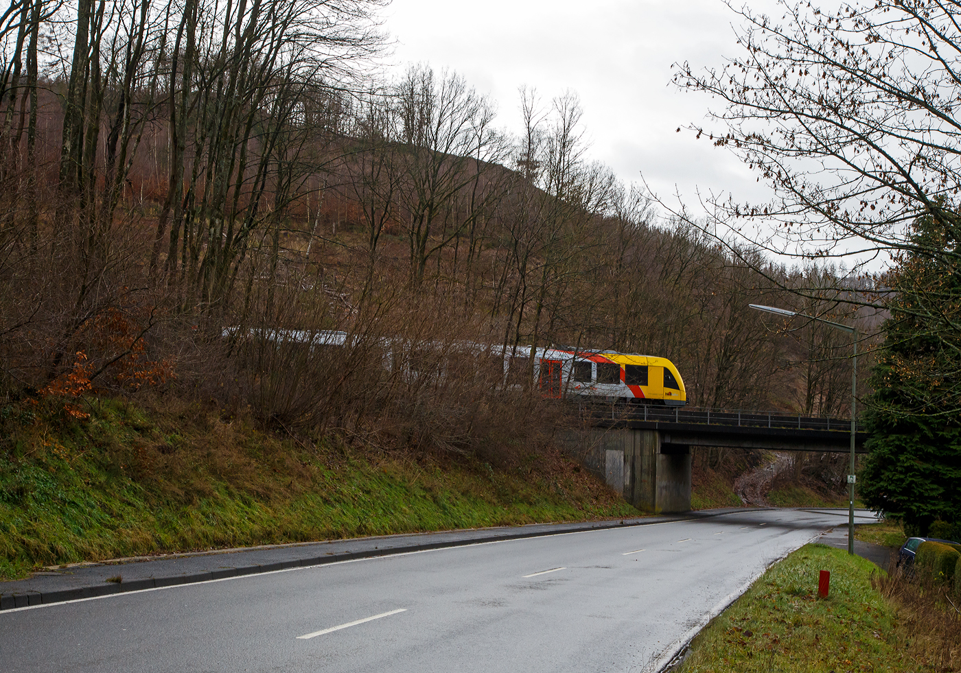 Glück im Unglück.....
Herdorf den 23. Dezember 2022 ca. 18:15 Uhr (Bild vom 24.12.)
Zug entgleist in Herdorf kurz hinter dem Hp  Königsstollen (bei km 88,4) – Fahrgäste kommen mit dem Schrecken davon. Wie sich kurze Zeit später herausstellte hatte ein Erdrutsch dazu geführt. Hier im Bild der havarierte Triebwagen VT 507.
	
Der Diesel-Triebwagen VT 507 (95 80 1648 107-8 D-HEB / 95 80 1648 607-7 D-HEB), ein Alstom Coradia LINT 41 der neuen Generation, der HLB (Hessische Landesbahn GmbH), war am 23.12.2022 (Bf Herdorf ab 18:10 Uhr), als RB 96  Hellertalbahn  Neunkirchen - Herdorf - Betzdorf (Umlauf 61790) von Herdorf nach Betzdorf unterwegs. Kurz hinter dem Hp Königsstollen (bei km 88,4) kam es zu einen Erdrutsch zum Teil mit Felsbrocken, als gerade der Triebwagen die Stelle passierte, entgleiste das vorderen Drehgestell. Der Triebwagen mit Passagieren ist im Gleisbett geblieben und nach ca. 100 m er an der Eisenbahnbrücke, die über die Landesstraße führt, zum Stehen. Die ca. 15 Fahrgästen und der Treibfahrzeugführer kamen Dankbarerweise nicht zu Schaden. Da der Hp  Königsstollen ein Bedarfshalt ist, reduziert (wenn er nicht gehalten hat) der Treibfahrzeugführer zum Glück eh die Geschwindigkeit, in voller Fahrt hätte es anders ausgehen können.

Der Treibfahrzeugführer erklärte den Fahrgästen die Situation. Kurze Zeit später trafen die Rettungskräfte ein. Dank einer als provisorische Treppe umfunktionierten Steckleiter, an der Böschung am Wiederlager der Brücke, konnten Feuerwehrleute die Fahrgäste innerhalb von 15 Minuten wohlbehalten nach unten zur Landesstraße geleiten.

Die Polizei gibt als Ursache für den Erdrutsch die Witterungsbedingen an. Die Strecke bleibt bis mindestens Dienstag 27.12.2022 gesperrt sein, weil ein Spezialzug zur Bergung benötigt wird. Neben Erdreich sind auch massive Felsbrocken infolge des Hangrutsches auf dem Gleisbett gelandet, diese müssen auch erst weggeräumt werden, dafür braucht man auch Großgerät und über die Feiertage muss man auch erstmal noch eine Firma bekommen.

Im Einsatz waren neben dem Rettungsdienst und Polizei 40 Kräfte der Löschzüge Herdorf, Sassenroth und Daaden. Die anliegende Landesstraße musste aufgrund der eingesetzten Rettungskräfte ebenfalls voll gesperrt werden. Die Ermittlungen wurden von der zuständigen Bundespolizei übernommen.

Interessant ist die Tatsache das auf der einen Seite vom Gleis bereits umfangreiche Hangsicherungsmaßnahmen stattgefunden haben. Und die andere Seite noch nicht gesichert war.

Quellen: Rhein Zeitung, DPA und eigene Recherchen

Link zum Artikel der Rhein Zeitung:
http://www.rhein-zeitung.de/region/aus-den-lokalredaktionen/kreis-altenkirchen_artikel,-zug-entgleist-bei-herdorf-fahrgaeste-kommen-mit-dem-schrecken-davon-_arid,2486964.html
