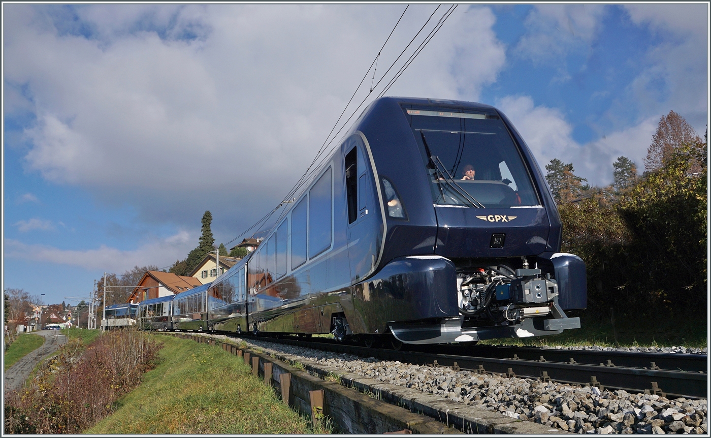 GPX - Goldenpass Express ein Traum in endlich in Erf�llung gegangen Umsteigefrei kann man nun von Montreux nach Interlaken Ost reisen. 
Zur Zeit verkehrt erst ein Zugspaar pro Tag und dies mit zwei Kompositionen, Montreux ab 9:35 und Interlaken ab 9:08; dies erlaubt wohl, sich an das neue Spurwechsel-System zu gew�hnen, f�hrt aber Personal- und Material bedingt zu einer recht teuren Betriebsf�hrung. 
Auch finde ich, sollte die neue Spurwechseltechnik f�r weitere Direktverbindung genutzt werden wie z.B Monterux - Bern, Bern - Lenk im Simmental, Z�rich Flughafen - Davos etc. 
So ist dies eben mit den Tr�umen: Kaum erf�llt sich einer, gibt es eine Menge weiterer die getr�umte werden wollen...

Das Bild zeigt den allersten fahrplanm�ssigen GPX GoldenPass Express 4065, der Interlaken Ost um 9:08 verlassen hat und nun nach alter MOB Tradition bei Planchamp etwas dem Fahrplan hinterherhechelt. An der Spitze der Zuges ein neuer GPX Steuerwagen, am Zugschluss schiebt die Ge 4/4 8002. 

11. Dezember 2022