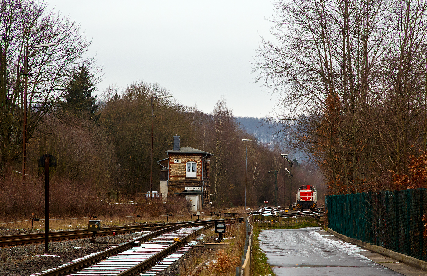 Güterverkehr gibt es noch in Herdorf....
Nun hat die KSW 47 (92 80 1271 027-5 D-KSW), ex D 2 der HFM, eine Vossloh G 1000 BB der KSW (Kreisbahn Siegen-Wittgenstein), am 24.01.2023 den Bereich Bf Herdorf erreicht und fährt nach dem Fahrtrichtungswechsel der Hellertalbahn (KBS 462 / Strecke-Nr. 2651) in Richtung Haiger los.

Normalerweise würde sie in Richtung Betzdorf fahren, aber der Streckenanschnitt Herdorf – Betzdorf ist bis min. Ende April gesperrt, so muss die KSW den Umweg über Haiger fahren. Wobei hier als Lokzug ist es nur der Umweg und der entsprechende Mehrverbrauch an Kraftstoff, aber für den Güterverkehr ist noch die Streckenklasse sehr entscheidend und die beträgt bei dem Streckenanschnitt Herdorf – Haiger nur CE (anstatt D4 zwischen Betzdorf und Herdorf). Bei CE beträgt die Radsatzlast max. 20 t bei D4 aber 22,5 t. Dadurch kann ein Coil weniger geladen werden, da man nicht gerademal Coils vierteln kann, ergibt sich daraus ein bis zu 35% geringeres Ladegewicht und ein Mehraufwendung von Waggons.