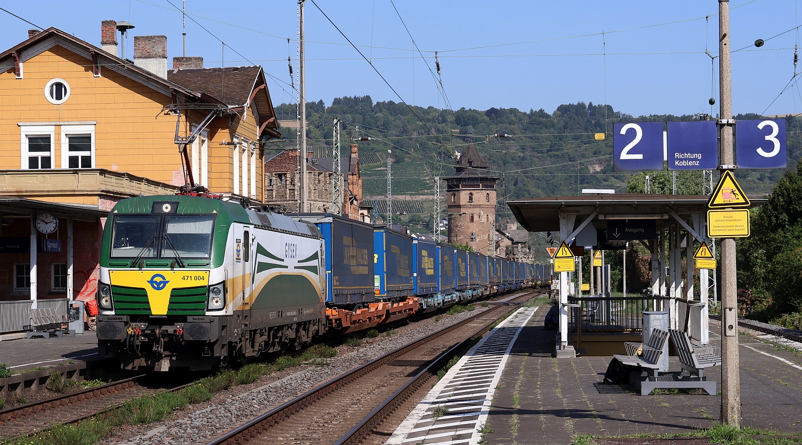 Gysev 0471 004-6 REV/SP/22.12.22 mit LKW Walter KLV gen Bingen unterwegd. Oberwesel 13.08.2025
