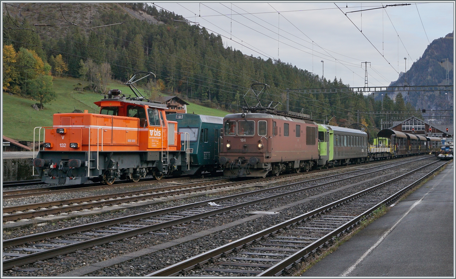 Herbstlich buntes Kandersteg mit der BLS Ee 936 132 (97 85 1936 132-0 CH-BLS) und Re 4/4 184 die beide mit Rangieraufgaben für die Tunnel-Autozüge beschäftigt sind.

11. Oktober 2022