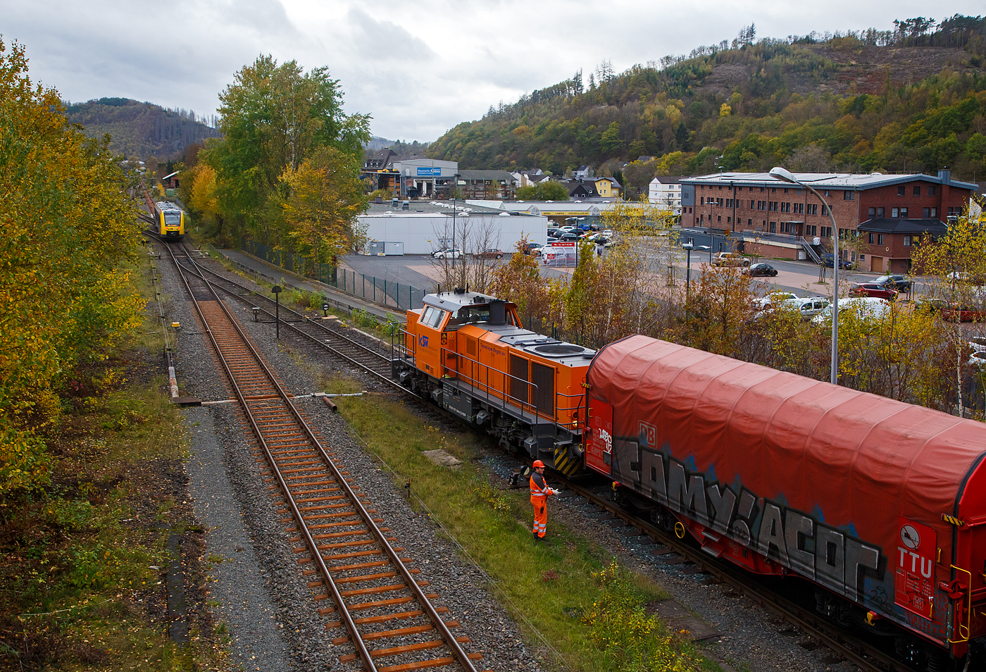 Herdorf 07.11.2022:
Bevor die KSW 44 (92 80 1271 004-4 D-KSW) der KSW (Kreisbahn Siegen-Wittgenstein), eine MaK G 1000 BB, mit ihrem Güterzug, fertig rangieren kann muss sie die Weiche frei fahren, dafür muss sie aber vom KSW Rangierbahnhof Herdorf (Freien Grunder Eisenbahn KSW NE447 / DB-Nr. 9275) kurz aufs DB Gleis. So muss sie erst warten bis der Alstom Coradia LINT 41 der neuen Generation der HLB (Hessische Landesbahn GmbH) als RB 96  Hellertalbahn  (Dillenburg – Haiger - Neunkirchen - Herdorf – Betzdorf) den Bahnhof Herdorf erreicht hat.
