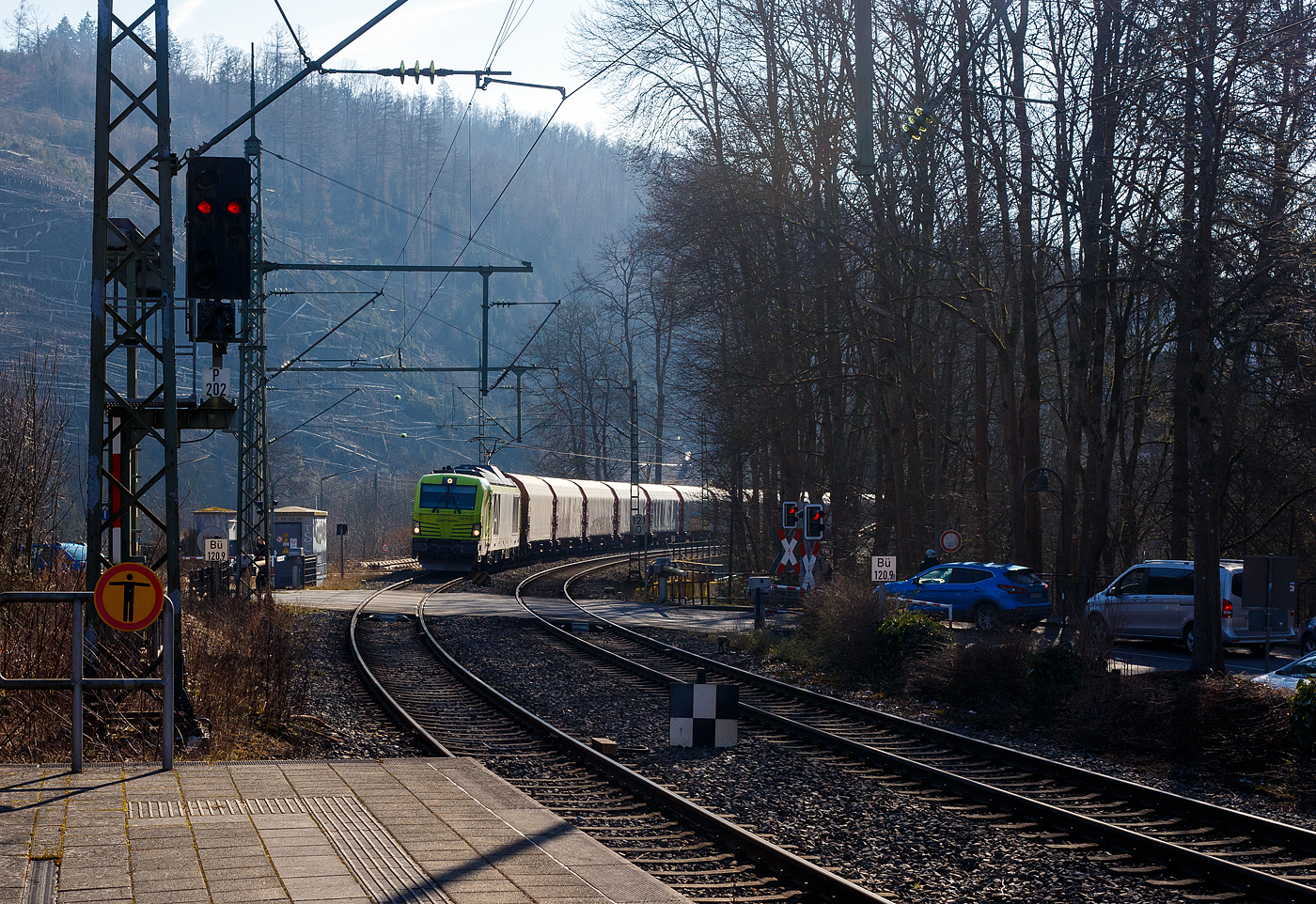 Heute nun in Gegenrichtung, die an die Captrain Deutschland GmbH vermietete und durch die DE - Dortmunder Eisenbahn GmbH eingesetzte SIEMENS Vectron Dual Mode 248 037-4 „Westfalen“ (90 80 2248 037-4 D-DE) der Alpha Trains Luxembourg s.à.r.l. (Luxembourg) fährt am 18 Februar 2025, mit einem Coilzug (Wagen der Gattung Shimmnis-ttu der Ermewa) durch Kirchen/Sieg in Richtung Siegen.

Nochmals einen lieben Gruß an den netten Lokführer zurück. 

