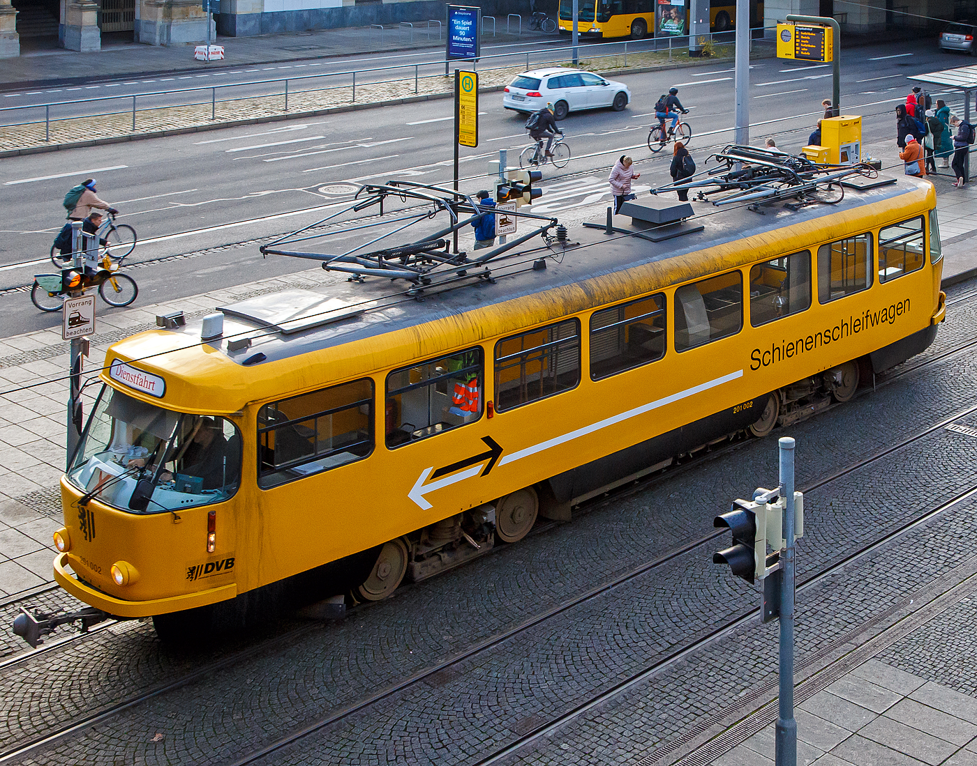 Hier im Detail, vorne (links) der normale Stromabnehmer und hinten der zur Fahrleitungsenteisung....
DVB 201 002-2 der Schienschleifwagen & Fahrleitungsenteisungswagen fährt auf Dienstfahrt am 08.12.2022 beim Hbf Dresden in Richtung Altstadt. 

Der Schienschleifwagen ist ein Tatra-Wagen vom Typ T4D und wurde 1975 von ČKD Tatra n.p in Prag unter der Fabriknummer 164-163 und als TW 222 504 an die DVB Dresdner Verkehrsbetriebe geliefert. 1982 erfolgte der Umbau zum Arbeitswagen als Schienschleifwagen und Umzeichnung in ATW729 062, 1984 wurde er in DVB 201 002-2 umgezeichnet. Im Dezember 2004 erhielt er einen mit zweitem Stromabnehmer zur Enteisung der Fahrleitung, man sieht hier auch deutlich den unterschied der beiden Stromabnehmer. Im Jahr 2009 wurde auf der rechten Seite ein Rolltor eingebaut.
