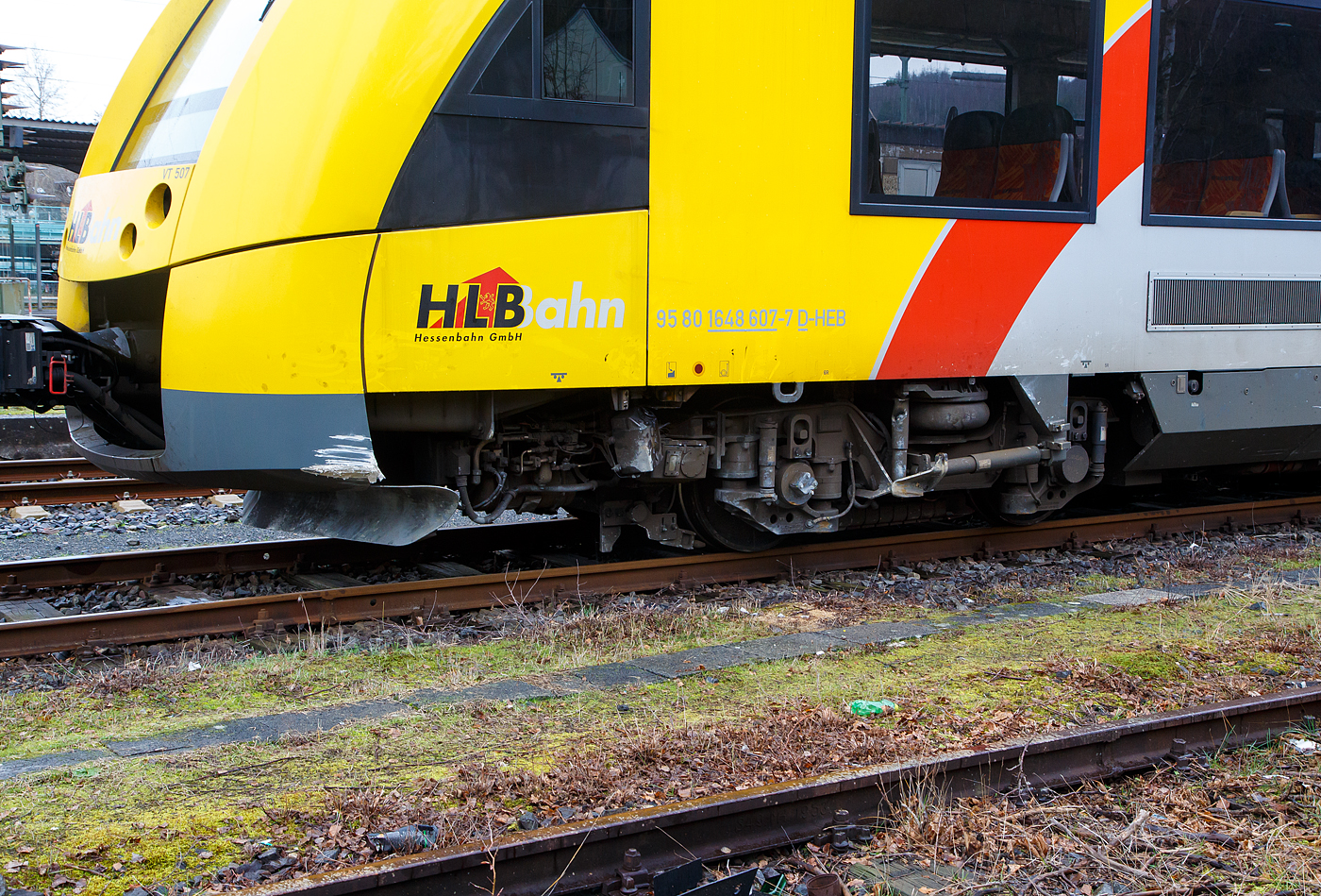Hier sieht am wo er getroffen wurde, dieses Drehgestell wurde von den Schienen drückt und war entgleist....
Der am 23. Dezember 2022 von einem Felssturz-/Erdrutsch bei Herdorf (beim Hp Königsstollen) havarierte Diesel-Triebwagen VT 507 (95 80 1648 107-8 D-HEB / 95 80 1648 607-7 D-HEB), ein Alstom Coradia LINT 41 der neuen Generation, der HLB (Hessische Landesbahn GmbH) wurde noch am 28.12.2022 nach Betzdorf (Sieg) geschleppt und stand an dem Tage noch da.
