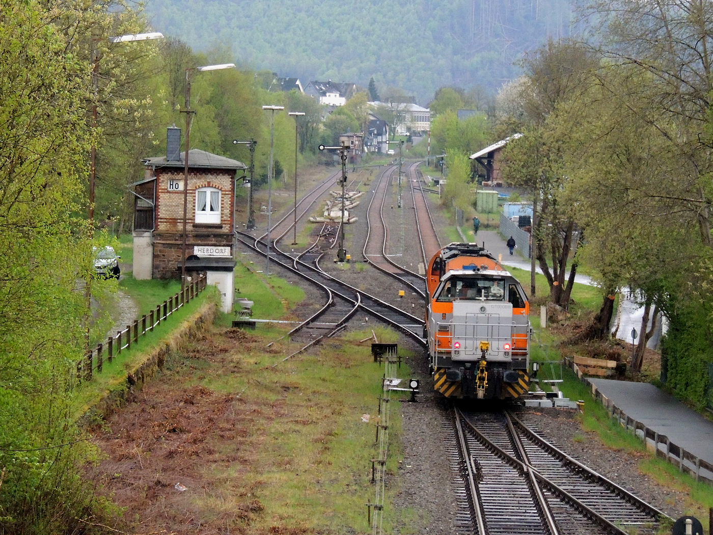 Hochbetrieb in Herdorf am 23 April 2025:
Nach getaner Arbeit fahren nun die beiden Loks der KSW (Kreisbahn Siegen-Wittgenstein) die KSW 43 (92 80 1273 018-2 D-KSW) die asymmetrische Vossloh G 2000 BB und die KSW 47 (92 80 1271 027-5 D-KSW), ex D 2 der HFM, eine Vossloh G 1000 BB, geneinsam als Lokzug vom KSW-Rangierbahnhof (Betriebsstätte FGE - Freien Grunder Eisenbahn) wieder zurück in Richtung Betzdorf/Sieg. 