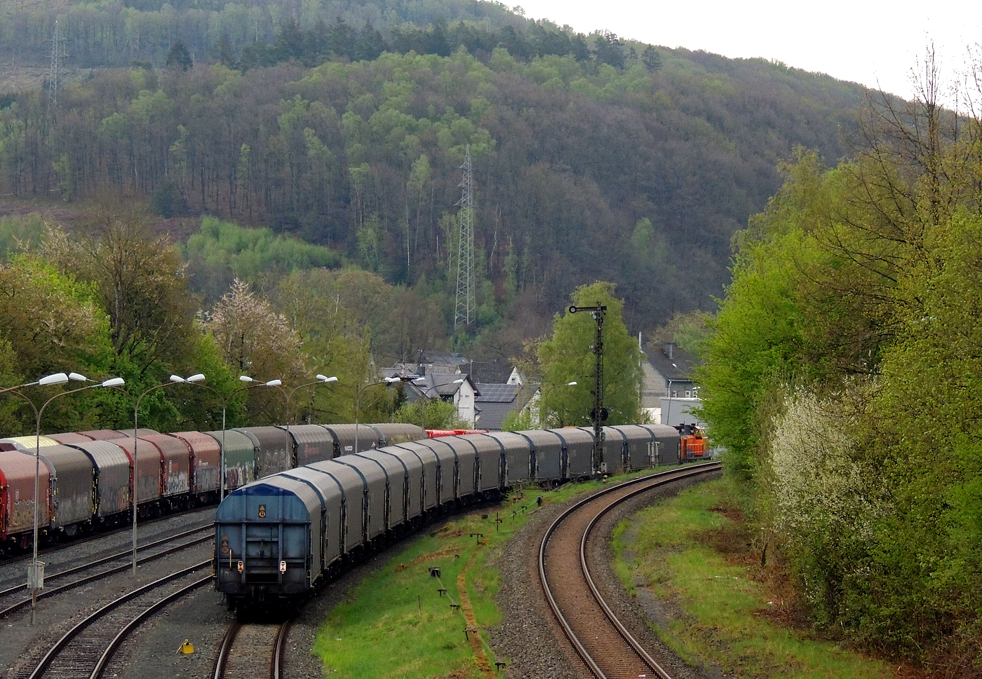Hochbetrieb in Herdorf am 23 April 2025:
Nun hat die KSW 44 (92 80 1271 004-4 D-KSW) eine MaK G 1000 BB der KSW (Kreisbahn Siegen-Wittgenstein) den langen Coilzug (VTG Coilwagen der Gattung Shimmns-ttu, VTG Bez. F46.520D) übernommen und zieht diesen vom KSW-Rangierbahnhof (Betriebsstätte FGE - Freien Grunder Eisenbahn) weiter zu den Schäfer Werke KG am Pfannenberg in Neunkirchen-Salchendorf. 

Die KSW Bahnstrecke Herdorf–Pfannenberg-(ehem. Unterwilden) ist eine rund 8 km lange Nebenbahn, bekannt ist sie auch als „Talbahn“. Die Strecke wurde von der 1904 gegründeten Freien Grunder Eisenbahn AG betrieben. Die gebliebenen Gleise und Anlagen sind seit 1970, als Betriebsstätte FGE - Freien Grunder Eisenbahn. Teil der heutigen Kreisbahn Siegen-Wittgenstein. 