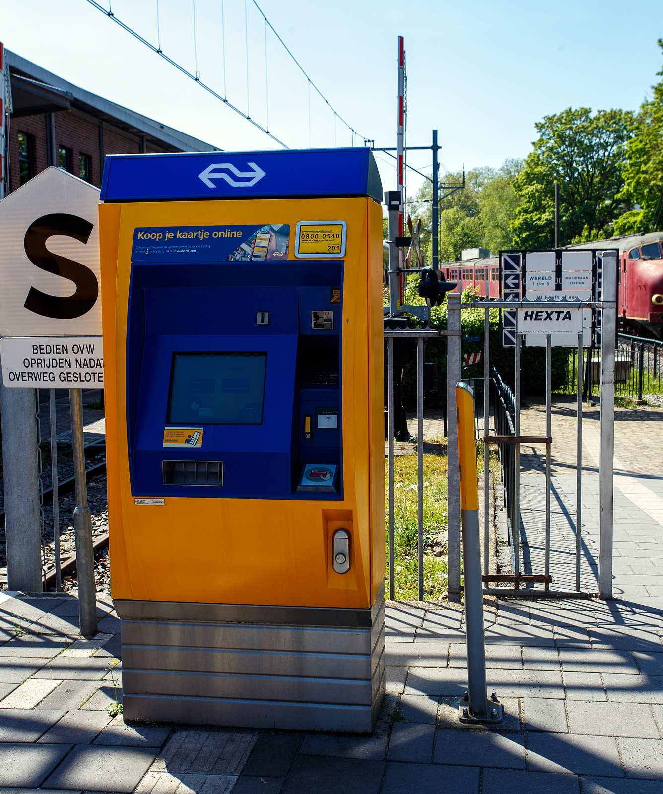 Ich dachte schon der Fahrkartenautomat gehört zur Sammlung des Museums, aber nein es ist ein „aktiver“ Fahrkartenautomat der NS - Nederlandse Spoorwegen N.V. (Niederländische Eisenbahnen AG) im Bahnhof Utrecht-Maliebaan, wo sich seit 1954 das Het Spoorwegmuseum (bis 2005 NSM - Nederlands Spoorwegmuseum / Niederländischen Eisenbahnmuseum) befindet, hier am 29 April 2025.
 
Denn ein Gleis, das von Blauwkapel, ist noch als Stumpf- bzw. Kopfgleis in Betrieb, zwischen hier und Utrecht Centraal, via Blauwkapel, fahren heute noch die Pendelzüge als Sprinter RE 28300. Der Bahnhof wird aber auch noch gelegentlich noch für Züge nach Amersfoort Centraal und weiter entfernt genutzt, wenn zwischen Utrecht Centraal und Blauwkapel Bauarbeiten stattfinden.
