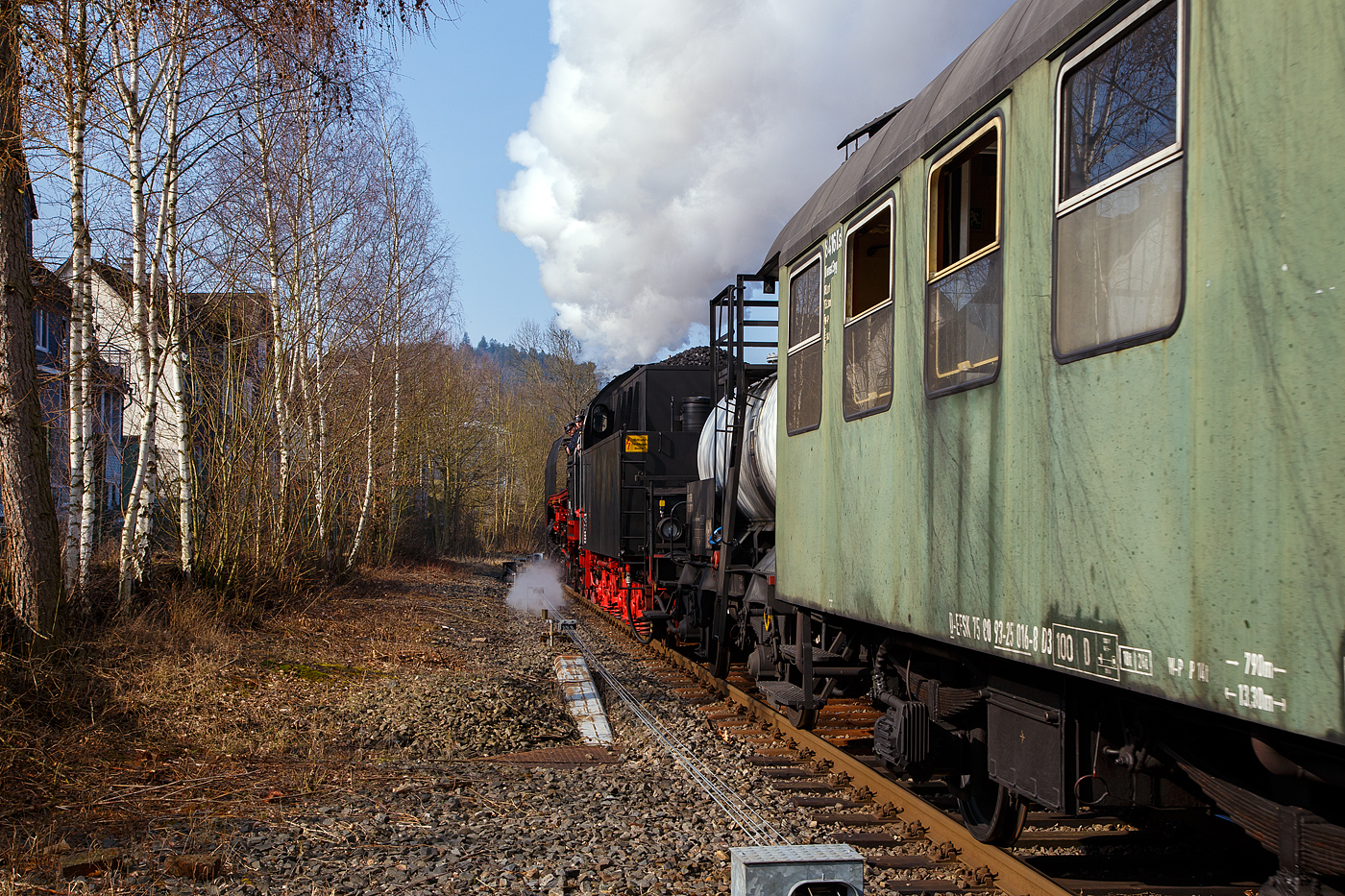 Ich finde Bilder solcher Nachschüssen haben auch ihren ganz besonderen Reiz und gehören zur Bahnfotografie dazu...
Die 50 3501-9 des Meininger Dampflokwerkes, ex DR 50 3501-9, ex DR 50 380, fährt am 25.03.2018 mit einem Dampfsonderzug der Eisenbahnfreunde Treysa e.V. (Jubiläumsfahrt - Rundfahrt über Siegen), durch Herdorf in Richtung Betzdorf. Von Betzdorf ging es dann durch das Siegtal nach Siegen. Eigentlich sollten zwei Züge und Dampfloks fahren, aber die zweite geplante Schnellzugdampflok 03 1010 hatte einen Defekt.
