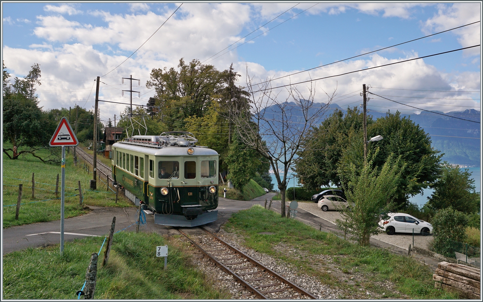 Il était une fois... les années 40 / Es war einmal: die 40er Jahre  - Der GFM Ce 4/4 131 (Baujahr 1943) ist als Regionalzug 13106E von Chaulin nach Blonay unterwegs und erreicht Cornaux.

9. Sept. 2022