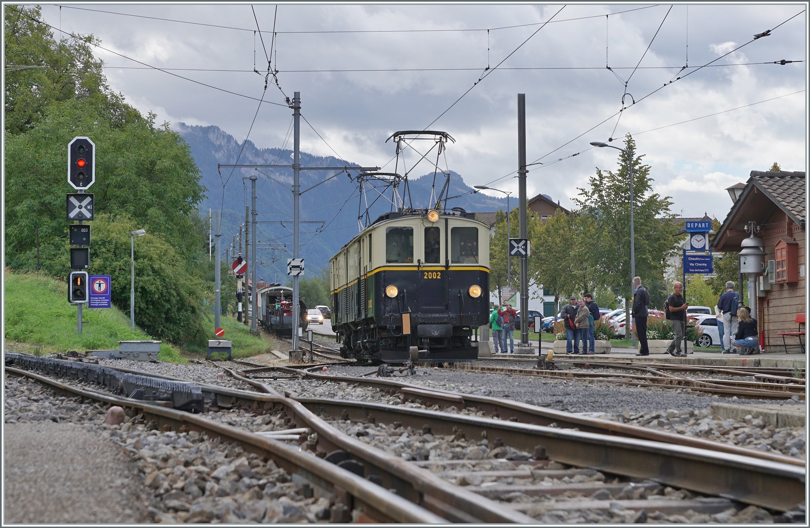  Il était une fois... les années 40 / Es war einmal: die 40er Jahre  - In jener Zeit herrschte ein gewisser Mangel und so wurden auch edle Triebfahrzeuge zu  normalen  Einsätzen herangezogen, wie z.B. die MOB FZe 6/6 2002, die mit einem gemischten Reise/Güterzug als erster Zug des Tages Blonay erreicht hat und nun rangieren muss. 

10. Sept. 2022 