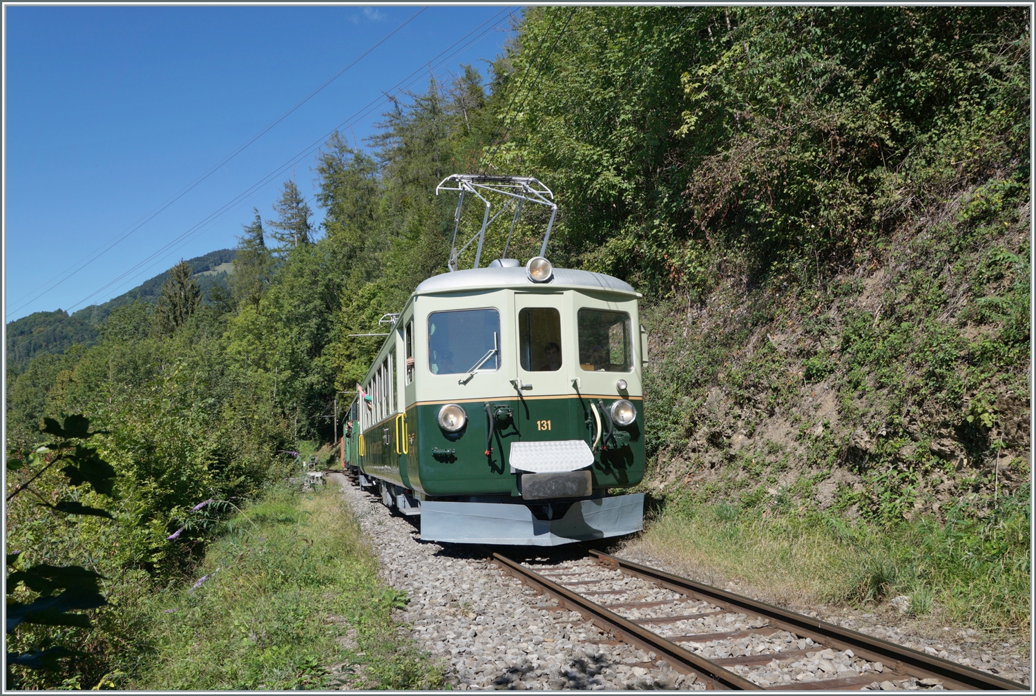  Il était une fois... les années 40 / Es war einmal: die 40er Jahre  - Der GFM Historique Ce 4/4 131 (Baujahr 1943) erreicht auf der Fahrt von Blonay nach Chaulin in Kürze Chamby. 

11. Sept. 2022 
