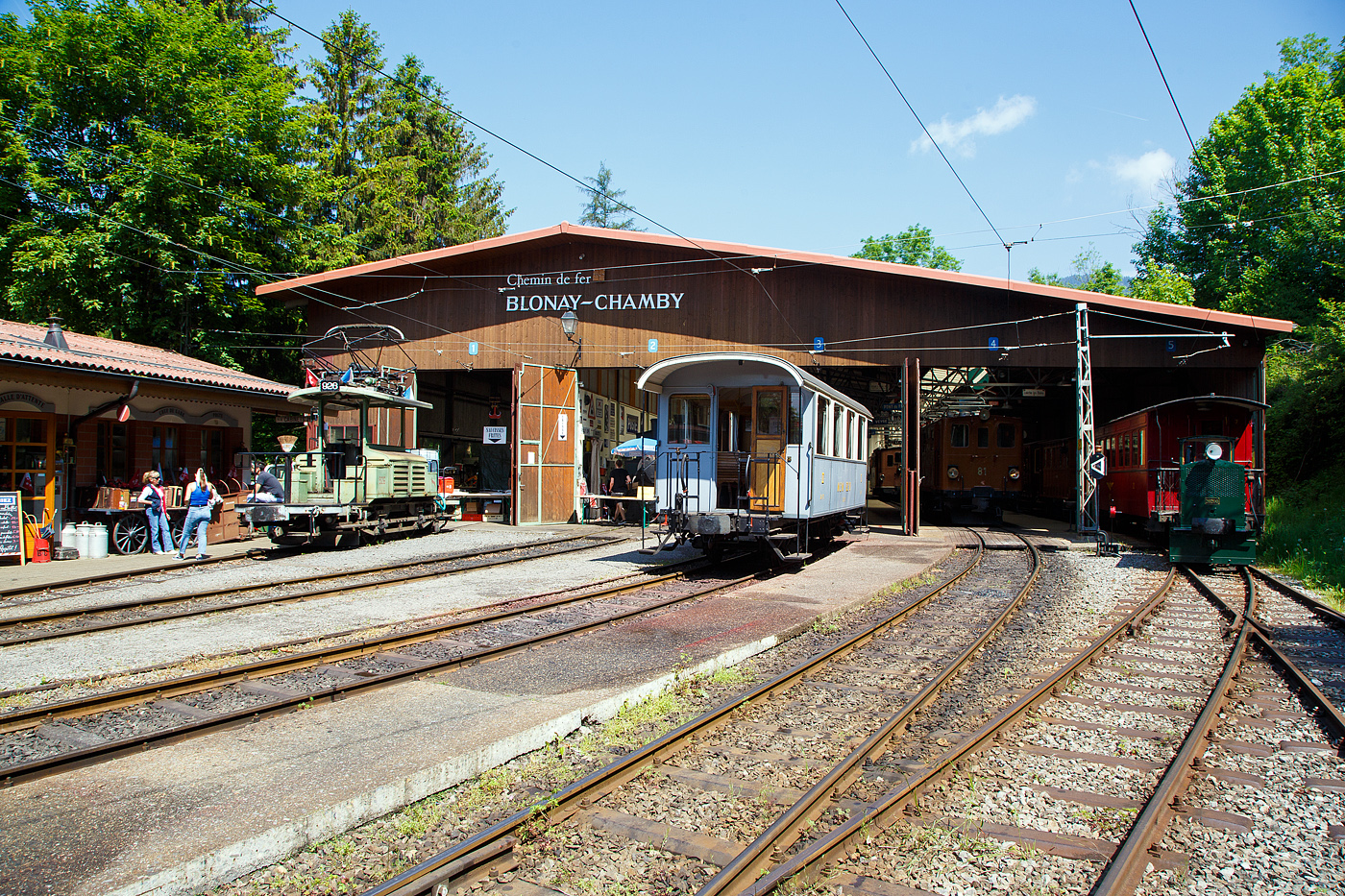 Im Museumsareal in Chaulin der Museumsbahn Blonay–Chamby am 27.05.2023, von links nach rechts:
•	Der Te 2/2 926 ex VBZ (Verkehrsbetriebe Z�rich) Schienentraktor Xe 2/2 – 1926, ex Xe 2/2 – 926, ex StStZ Xe 2/2 – 926, hier einem 1m�-   Wassertank und einer Motorspritze ausgestatte, als L�schzug der Museumsbahn.
•	Der zweiachsige  2./3. Klasse Gro�raumwagen MCM  BC� 10
•	Hinten in der Halle (Tor/Gleis 4) die ehemalige Berninabahn RhB Ge 4/4 81, ex RhB Ge 4/4 181, ex BB Ge 4/4 81, ex BB Ge 6/6 81.
•	Und vor dem roten vierachsigen 3.Klasse Gro�raum-Plattformwagen ex NStCM C⁴ 7 (beschriftet jedoch als B⁴ 7) die kleine ex MOB Schienentraktor Tm 2/2 Nr. 1, ex Holzwerk Rieder.
