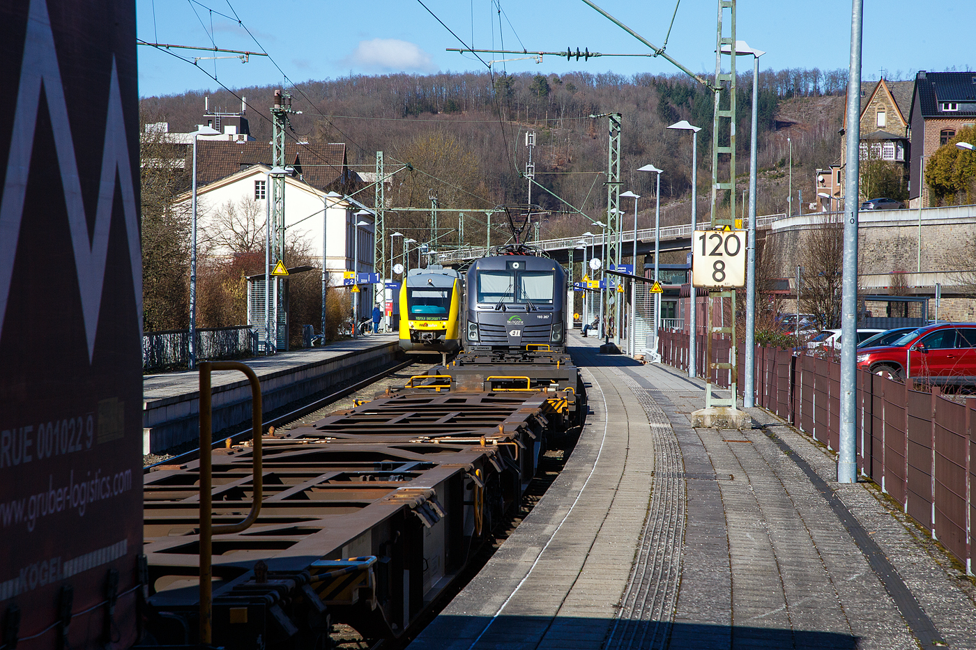 In Doppeltraktion fahren die beiden an die TX Logistik AG (Bad Honnef) vermieteten SIEMENS Vectron AC am 27.02.2023 mit einem KLV-Zug durch Kirchen (Sieg) in Richtung Siegen. Beide sind Loks der ELL - European Locomotive Leasing (Wien). Vorne die 193 252 „We love to Connect“ (91 80 6193 266-4 D-ELOC) und dahinter die 193 267 „EDELSTAHL“  (91 80 6193 267-2 D-ELOC).

Beide Vectron Lokomotiven sind als AC – Lokomotive (Wechselstrom-Variante) mit 6.400 kW konzipiert. Die 193 252 wurde 2016 von Siemens Mobilitiy in M�nchen-Allach unter der Fabriknummer 22026 gebaut. Die 193 267 wurde als Zweitbesetzung, f�r die nach Entgleisung und Zusammensto� mit einer Garnitur der Westbahn in Linz (�sterreich) zerst�rte (SIEMENS 22053), 2018 von Siemens Mobilitiy in M�nchen-Allach unter der Fabriknummer 22667 neu gebaut und erhielt die gleiche UIC-Nummer (Zweitbesetzung). 

