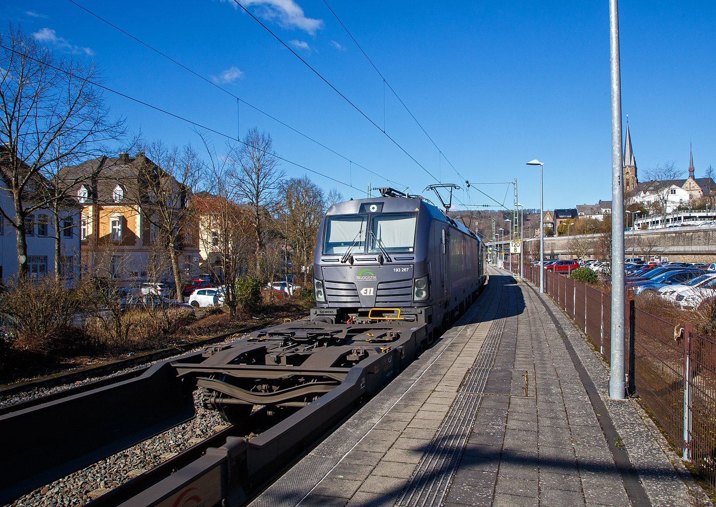 In Doppeltraktion fahren die beiden an die TX Logistik AG (Bad Honnef) vermieteten SIEMENS Vectron AC am 27.02.2023 mit einem KLV-Zug durch Kirchen (Sieg) in Richtung Siegen. Beide sind Loks der ELL - European Locomotive Leasing (Wien). Vorne die 193 252 „We love to Connect“ (91 80 6193 266-4 D-ELOC) und dahinter die 193 267 „EDELSTAHL“  (91 80 6193 267-2 D-ELOC).

Beide Vectron Lokomotiven sind als AC – Lokomotive (Wechselstrom-Variante) mit 6.400 kW konzipiert. Die 193 252 wurde 2016 von Siemens Mobilitiy in M�nchen-Allach unter der Fabriknummer 22026 gebaut. Die 193 267 wurde als Zweitbesetzung, f�r die nach Entgleisung und Zusammensto� mit einer Garnitur der Westbahn in Linz (�sterreich) zerst�rte (SIEMENS 22053), 2018 von Siemens Mobilitiy in M�nchen-Allach unter der Fabriknummer 22667 neu gebaut und erhielt die gleiche UIC-Nummer (Zweitbesetzung). 
