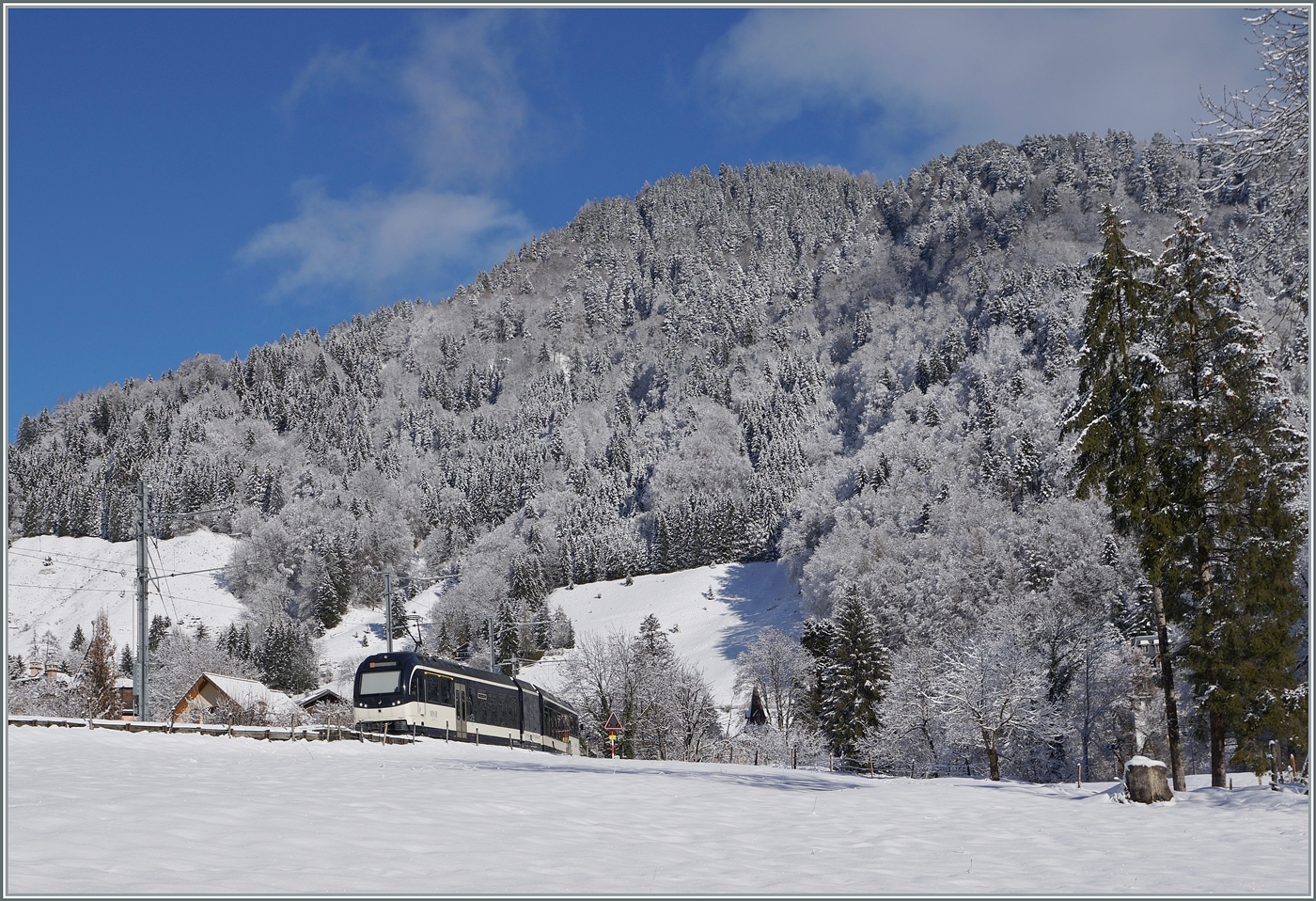 In der herrlich verschneiten Winterlandschaft bei Les Avants erreicht der CEV MVR ABeh 2/6 7507 von Montreux kommend in Kürze den Bahnhof von Les Avants und somit das Ziel seiner Fahrt.

3. Jan. 2025