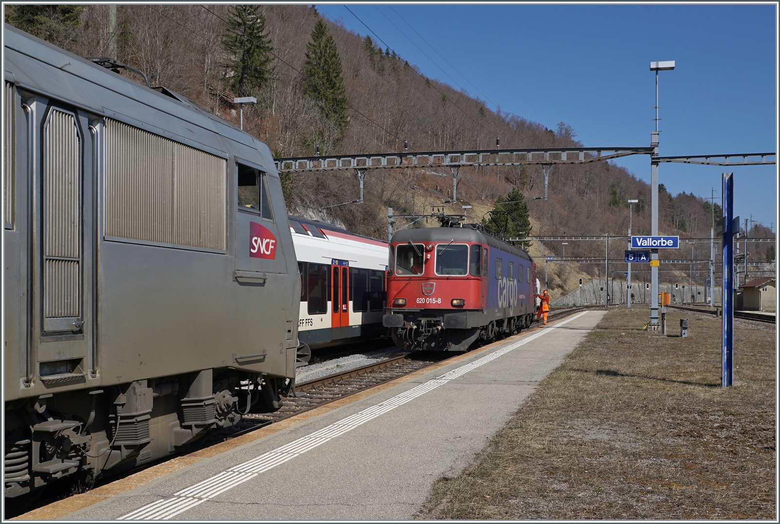 In Vallorbe löst die SBB Re 6/6 11615 (Re 620 015-8)  Kloten  die SNCF BB 26000 Lok ab, bzw. wird diese in den SNCF-Stromsektor von Vallorbe zurückstossen.  

24. März 2022
