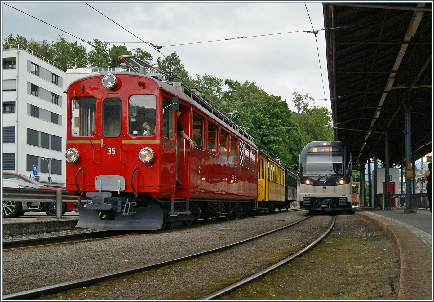 In Vevey warten auf ihre Abfahrt: Der Bernina Bahn RhB ABe 4/4 35 der Blonay Chamby Bahn mit dem Riviera Belle Epoque nach Chaulin und der CEV MVR ABeh 2/6 7508 nach Les Pléiades. Der RhB ABe 4/4 35 der Blonay Chamby Bahn ist nach Abschluss seiner Revision auf seiner ersten Fahrt, und dies mit einem aus RhB Wagen zusammengestellten Zug! 30. Juni 2024