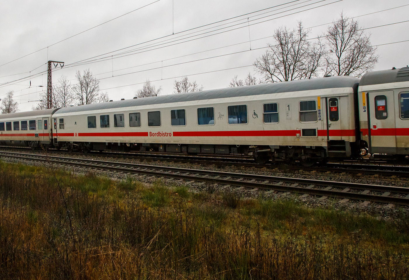 InterCity Bistrowagen und 1. Klasse-Wagen D-DB 61 80 85-91 505-5 der Gattung ARkimmbz 288.5 der DB Fernverkehr AG am 23.12.2022 eingereiht in einen Leer IC) bei der Zugdurchfahrt in Ruderdorf.

Der Wagen wurde 1970 von der DWM - Deutsche Waggon- und Maschinenfabriken (Berlin), ab 1971 Waggon Union, als InterRegio 1./2. Klasse Wagen (D-DB51 80 31-70 065-2) ABüm 225 gebaut, 1992 erfolgte vom PFA Weiden (Partner für Fahrzeugausstattung) der Umbau zum InterRegio-Bistrowagen/1. Klasse Wagen (D-DB 51 80 85-94 808-2) ARkimbz 262.4.

Zum Ende der 2010er Jahre sind die ehemaligen Interregio-Wagen weitgehend aus den Intercity-Zügen der DB Fernverkehr verschwunden. Weiterhin vollständig im Einsatz in IC-Zügen sind jedoch die ehemaligen Interregio-Steuerwagen, die ab 2012 umfangreich modernisiert wurden (Bimmdzf287) sowie etliche Bistrowagen, die ebenso modernisiert wurden. Beide Wagentypen erhielten eine komplett neue Bestuhlung. Nach dem Technikupgrade im Rahmen von „IC mod“ wurden die modernisierten Bistrowagen der Bauart ARkimbz 266.5 in die Bauart ARkimmbz 288.5 umgezeichnet.

TECHNISCHE DATEN:
Im Bestand der DB Fernverkehr AG: 16
Spurweite: 1.435 mm
Anzahl der Achsen: 4 in 2 Drehgestellen
Länge über Puffer: 26.400 mm
Wagenkastenlänge: 26.100 mm
Wagenkastenbreite:  2.825 mm
Höhe über Schienenoberkante: 4.050 mm
Drehzapfenabstand: 19.000 mm
Achsstand im Drehgestell: 2.500 mm
Drehgestellbauart: Minden-Deutz 367
Leergewicht: 51 t
Höchstgeschwindigkeit: 200 km/h
Aufteilung: 1 Großraum der 1. Klasse mit 18 Sitzplätzen, 1 Rollstuhlplatz, 1 Dienstabteil und 1 Speiseraum (Bistro) mit 25 Sitzplätzen
Toiletten: 1, behindertengerecht, geschlossenes System
Bremse: KE-GPR-Mg (D)
