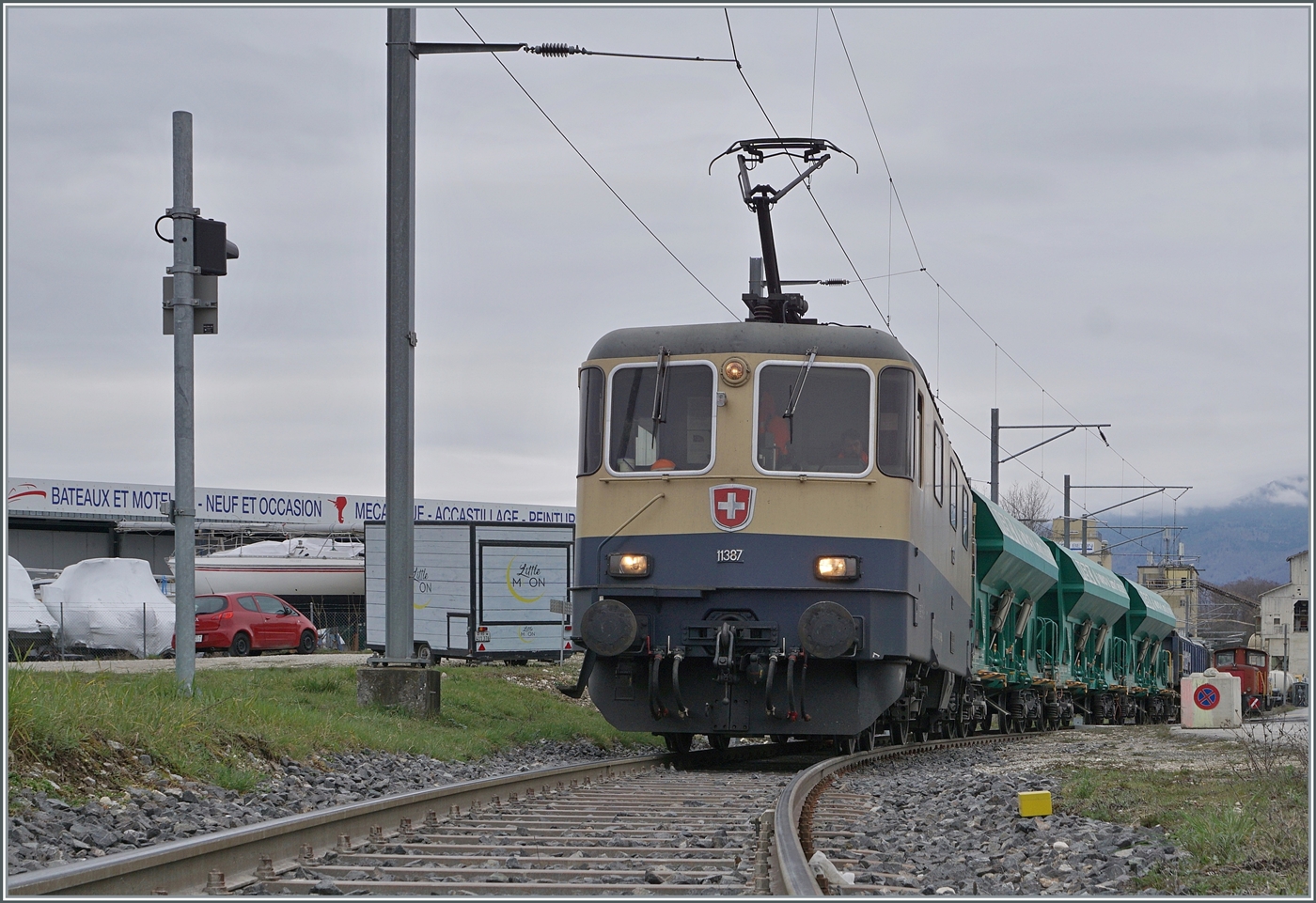 IRSI/IGE  Rheingold  Re 4/4 II 11387 (Re 421 387-2) ganz nah! Die Lok hat ihren Kieszug abgeholt und ist nun auf dem Weg zum Bahnhof von Gland. 

4. März 2024