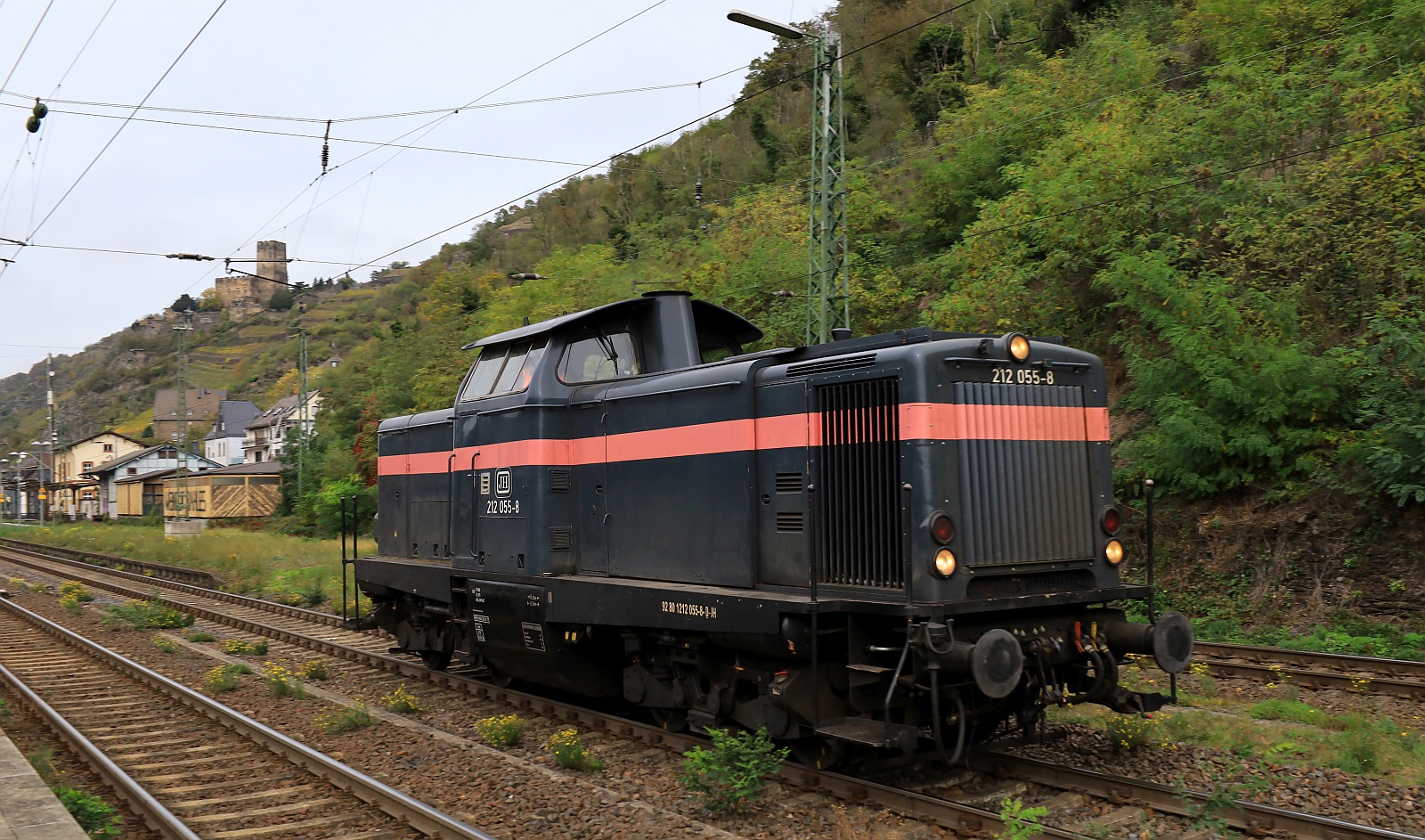 Joseph Hubert Bau GmbH 212 055-8 dieselt hier gem�tlich durch Kaub am Rhein am 23.10.2023