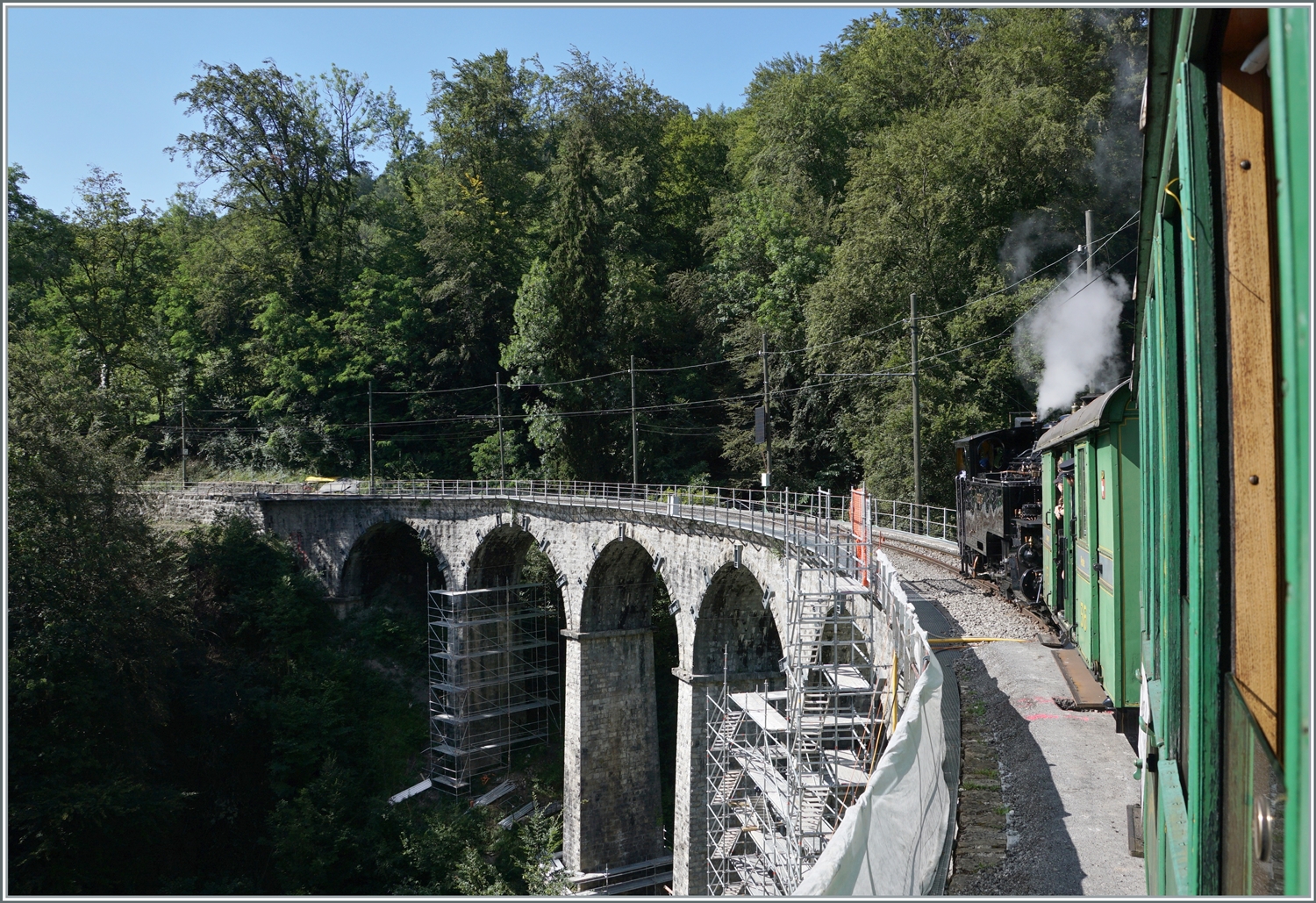 Keine  schönen  aber interessante Bilder: der Baye de Clarens Viadukt wird nun für Fr. 10 000 000.- saniert, zur Anwendung kommen bei der RhB mit Erfolg angewaqndte Verfahren. 
Der Zeit-Unterschied zwischen den beiden Bilder beträgt genau eine Woche. 

5. Aug. 2023 