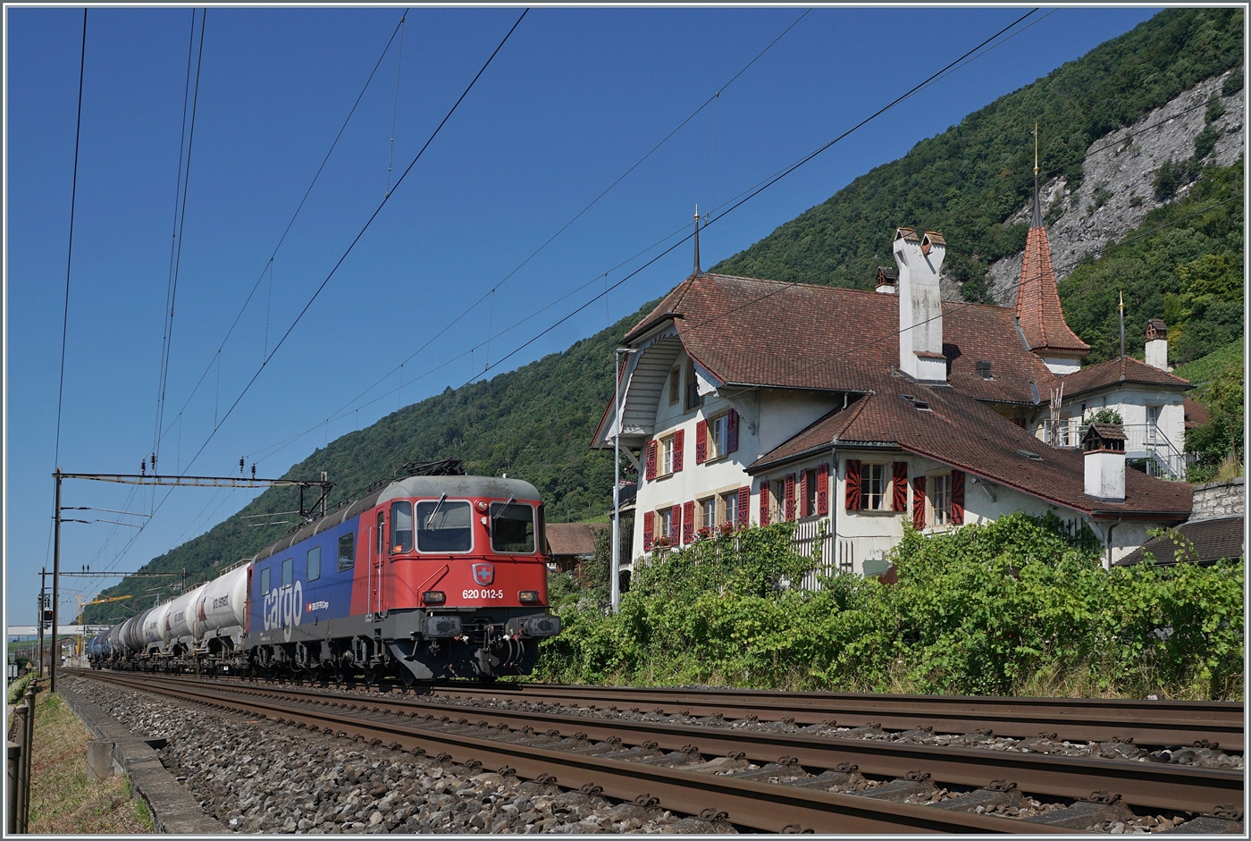 Kurz bevor sich bei Ligerz die Doppelspur zur Einspur verengt ist die SBB Re 6/6 11612 (Re 620 012-5)  Regensdorf  mit einen G�terzug auf dem Weg in Richtung Biel/Bienne. 

11.Juli 2025