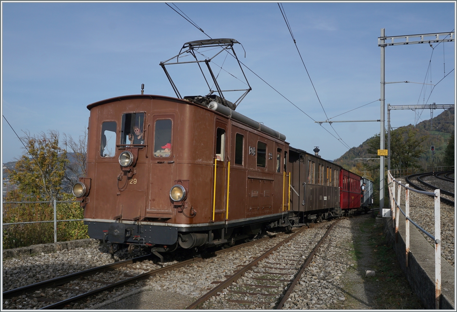  La DER de la Saison!  (Saisonabschlussfeier der Blonay-Chamby Bahn 2022) - Die BOB HGe 3/3 29 fand im Halbstundentakt der BOB keine Möglichkeit mehr, sich auf die Strecke zu begeben, so dass sie zur Blonay-Chamby Bahn kam, wo sie hin und wieder gezeigt wird. 

Hier ist die BOB HGe 3/3 N° 29 mit dem BOB  Kaiserwagen  und dem  NStCM Reisezugwagen auf dem Weg von Chamby nach Chaulin.

29. Oktober 2022