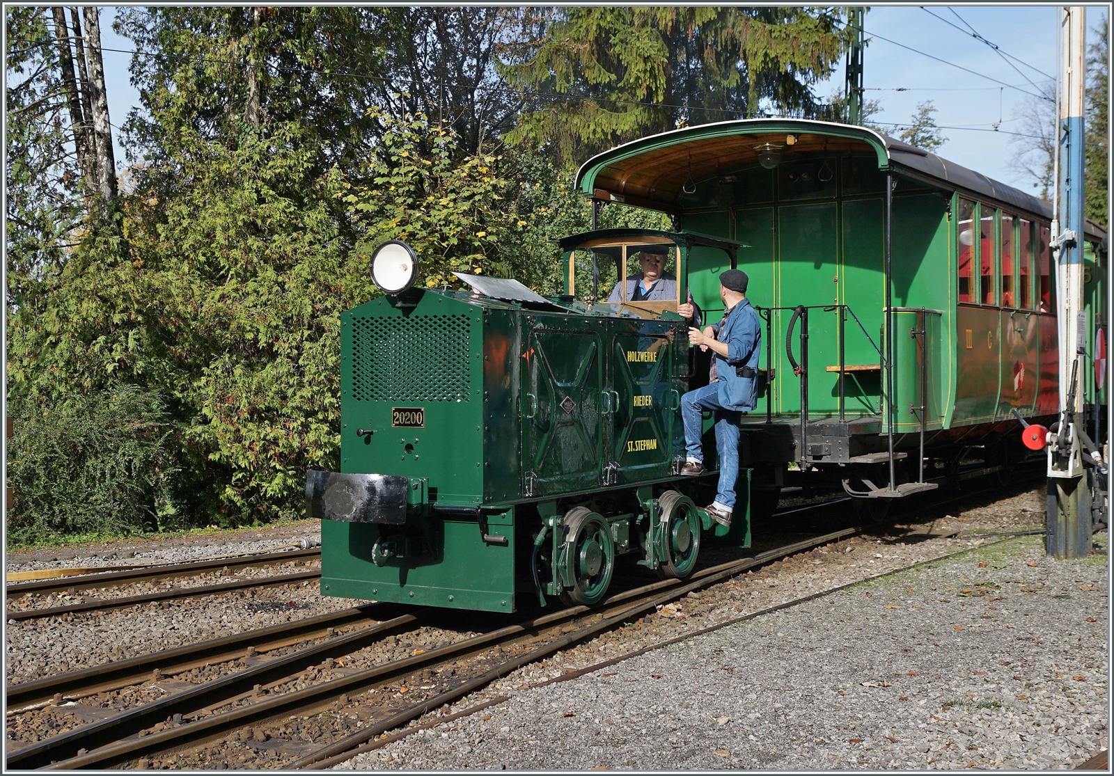  La DER de la Saison!  (Saisonabschlussfeier der Blonay-Chamby Bahn 2022) - Die schön hergerichtete, ziemlich kleine Tm 2/2 N° 1 (Orenstein & Koppel) besorgt in Chaulin das Manöver. 1941 wurde die Lok für die Bauarbeiten des Lac de Dix Staumauer gekauft, 1950 ans Holzwerk Rieder verkauft (in dessen Zustand sie sich nun zeigt) und 1979 an die MOB weitergereicht. 2006 übernahm die B-C die Lok, die seit 1996 remistriert war. 

29. Oktober 2022