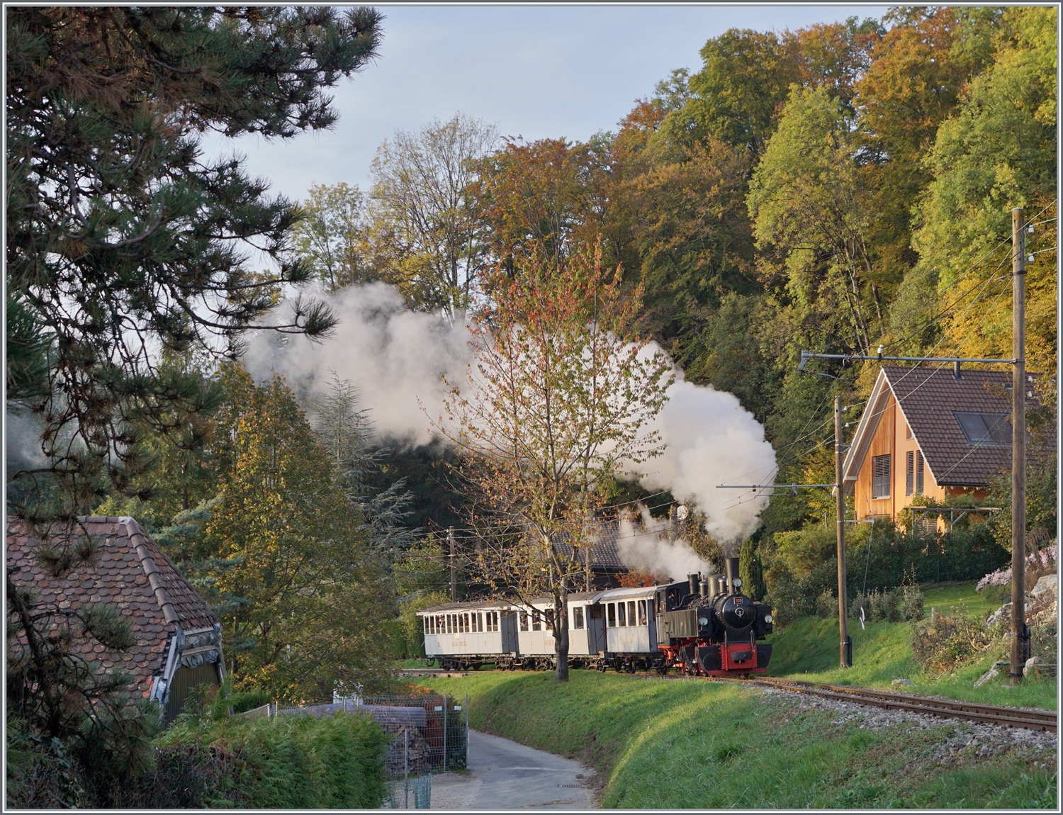  La DER de la Saison!  (Saisonabschlussfeier der Blonay-Chamby Bahn 2022) - Die SEG G 2x 2/2 105 ist mit einem Reisezug kurz nach Blonay auf der Rückfahrt nach Chaulin. 

30. Oktober 2022