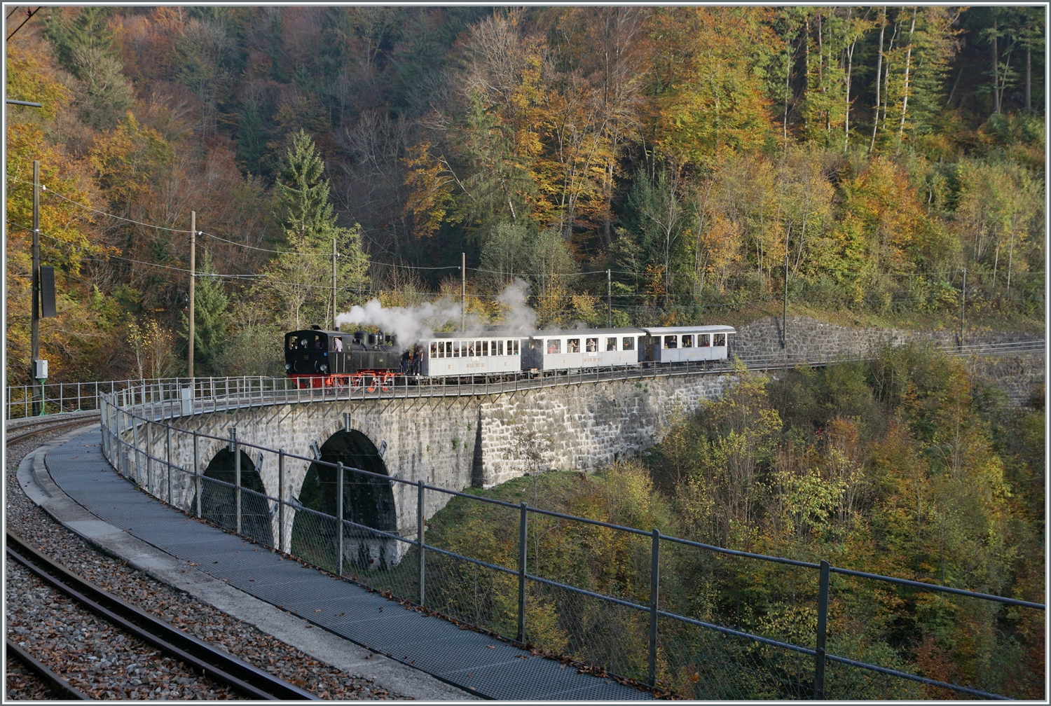  La DER de la Saison!  (Saisonabschlussfeier der Blonay-Chamby Bahn 2022) - Die SEG G 2x 2/2 105 ist mit einem Reisezug bei Vers Chez Robert auf dem Weg nach Blonay. 
Es ist eines der letzten Bilder des Baye de Clarens Viadukts VOR der Renovierung. 

30. Oktober 2022