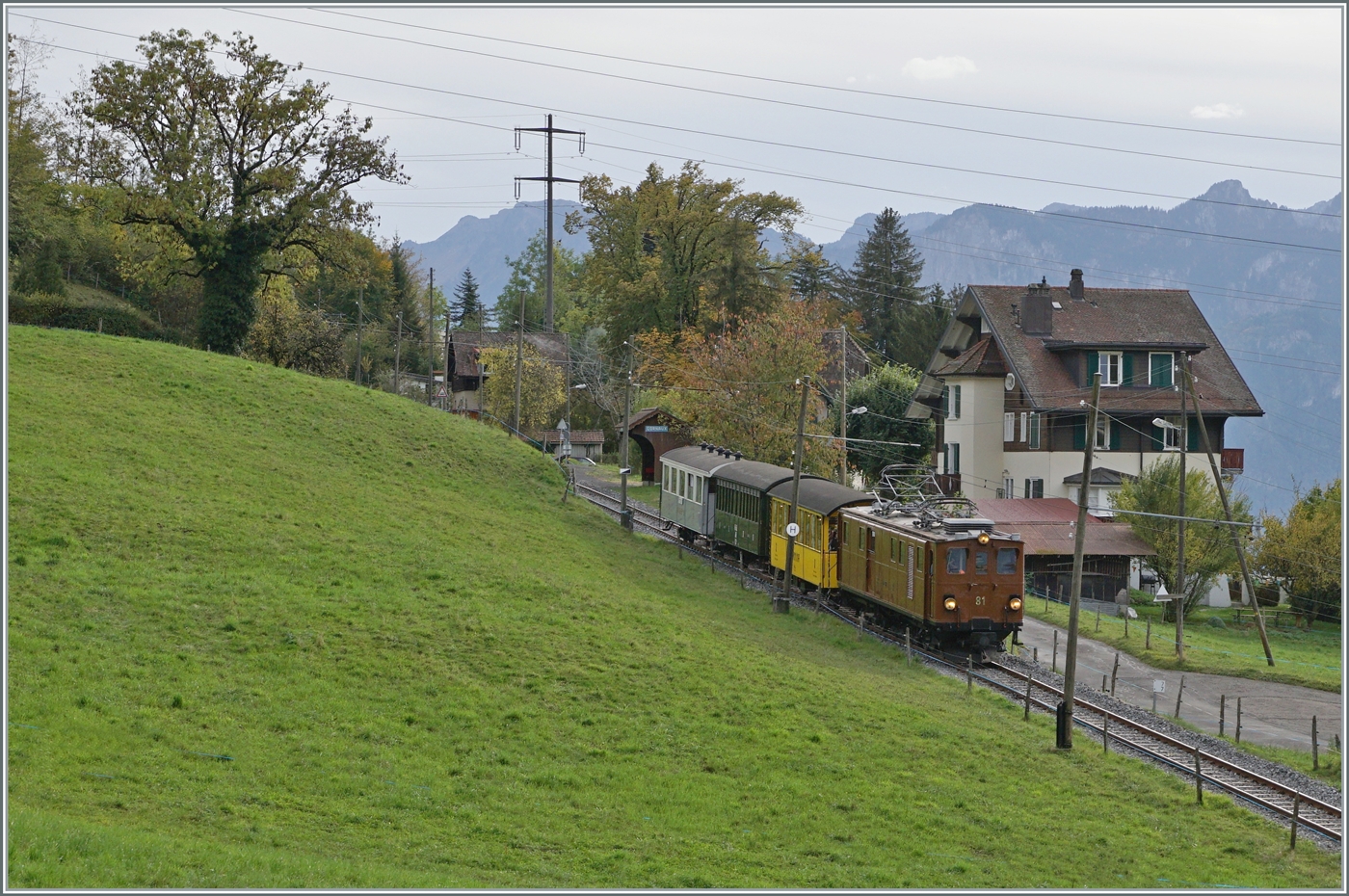  La DER de la Saison 2023  - ebenfalls bei Cornaux zeigt sich die Bernina Bahn Rhb Ge 4/4 81 der Blonay-Chamby Bahn mit dem  Velours -Express von Chaulin nach Vevey. Gleich hinter dem Zug ist die Haltstelle Cornaux zu erkennen. 


29. Okt. 2023