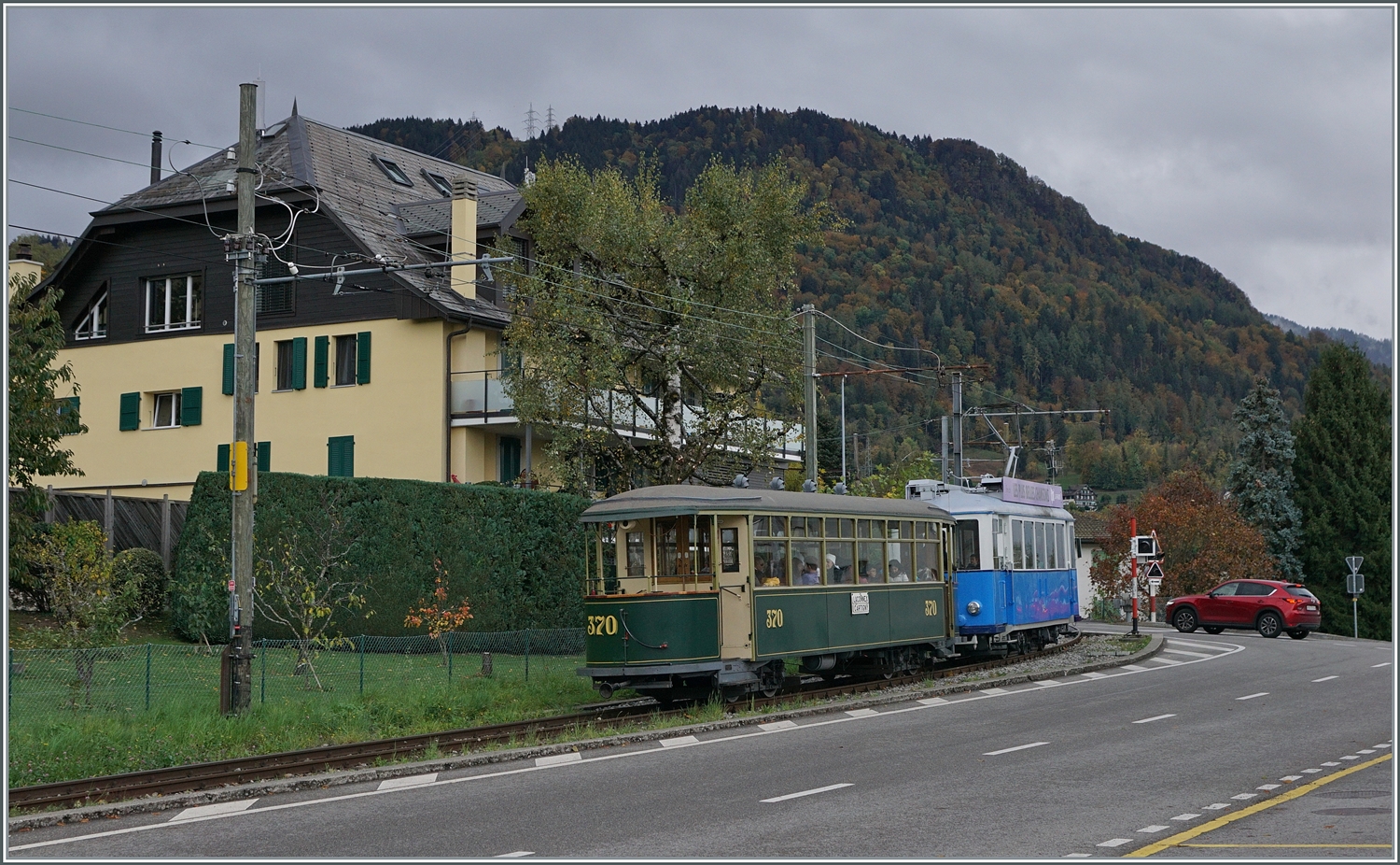  La DER de la Saison 2023 bis!  und wohl nun definitiv das letzte Bild der BC dieser 55 Saison bzw. des Zusatztages  Familien ins Museum . 

Der TL Ce 2/3 28 der Blonay Chamby Bahn verlässt mit seinem Beiwagen Blonay in Richtung Museums Chaulin.

5. November 2023