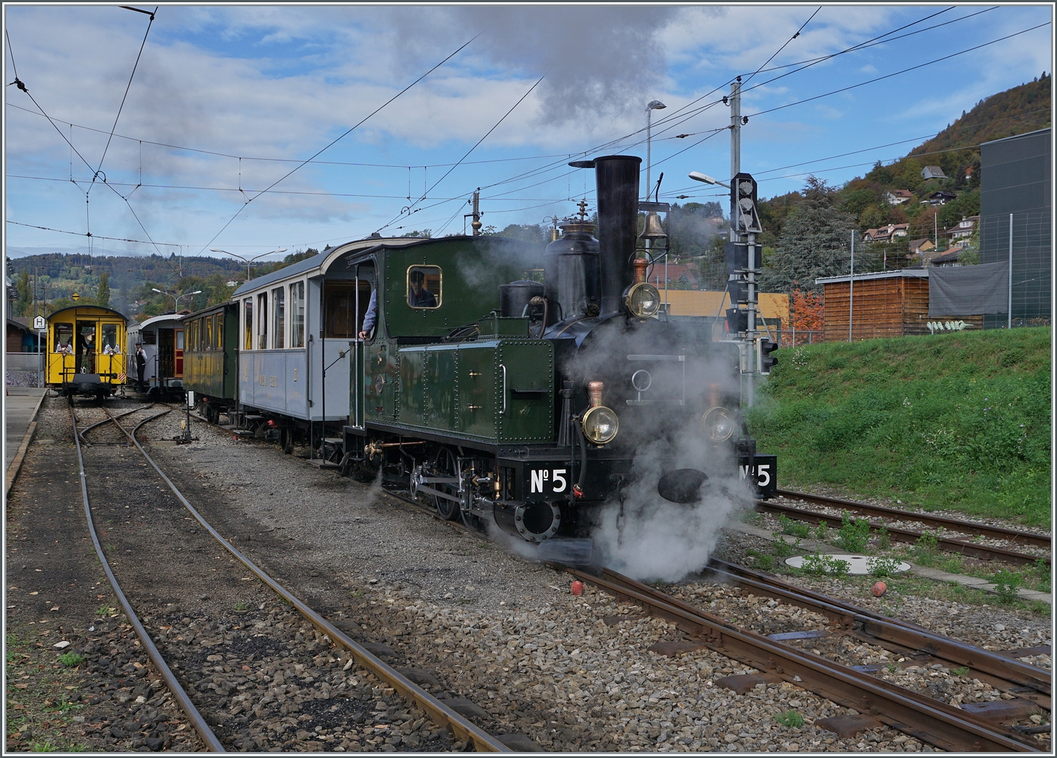  La DER de la Saison 2023  - Die LEB G 3/3 N° 5 steht dampfen mit ihrem Personenzug  in Blonay und wartet auf die Freigabe für die Rangierfahrt.

28. Okt. 2023
