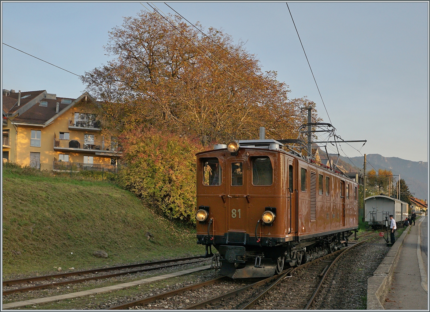 La DER de la Saison / Das Saison Ende der Blonay Chamby Bahn 2024 - Seit einigen Jahren zeigt die Blonay Chamby Bahn zum Saison Ende mit einem verdichteten Fahrplan noch einmal ihrer herrlichen Fahrzeuge im Einsatz. Zum Abschluss des Tages gab es für meinen Geschmack des Höhepunkt des Saisonabschlussfeier: Die RhB Ge 4/4 N° 81; die herrliche Lok rangiert in Blonay.

27. Okt. 2024