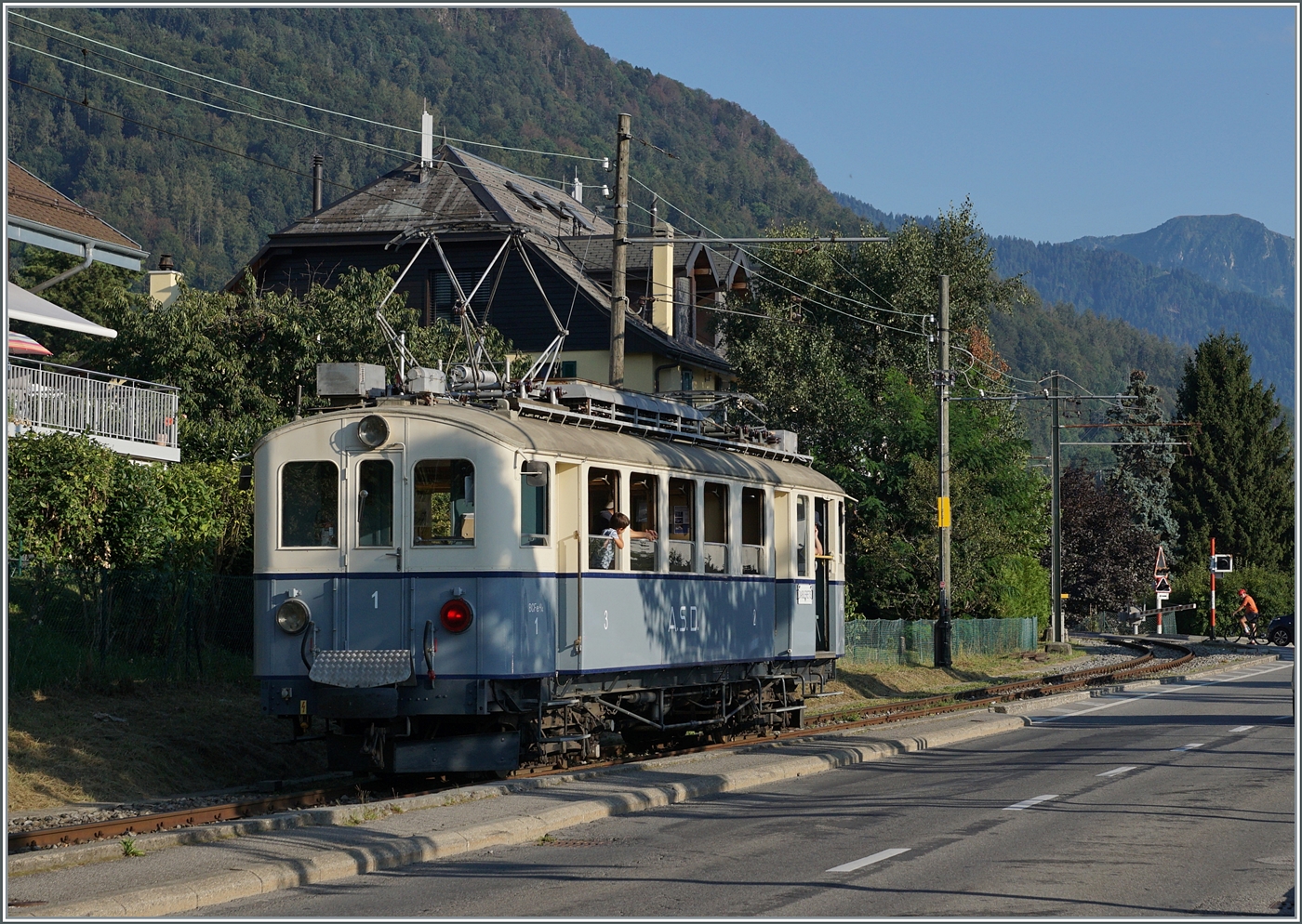  Le Chablais en fête  bei der Blonay Chamby Bahn. Die Eröffnung des ersten Teilstückes der Bex - Villars Bahn vor 125 Jahren, sowie die vor 80 Jahren erfolgte Fusion einiger Strecken im Chablais waren der Anlass zum diesjährigen Herbstfestivals  Le Chablais en fête. Als besondere Attraktion verkehrte der ASD BCFe 4/4 N° 1  TransOrmonan  der TPC mit seinem B 35 als Gastfahrzeug auf der Blonay-Chamby Bahn. Das Bild zeigt den solo fahrenden ASD BCFe 4/4 N° 1 beim der letzten Fahrt von Blonay nach Chaulin kurz nach der Abfahrt.

10. September 2023