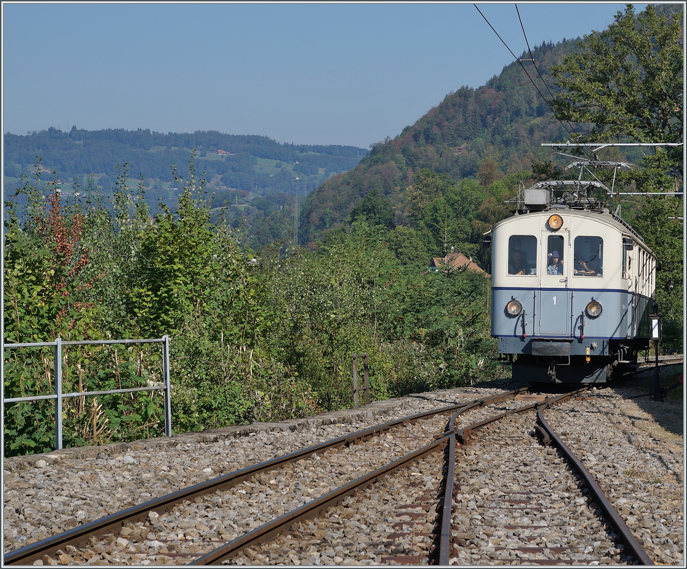  Le Chablais en fête  bei der Blonay Chamby Bahn. Die Eröffnung des ersten Teilstückes der Bex - Villars Bahn vor 125 Jahren, sowie die vor 80 Jahren erfolgte Fusion einiger Strecken im Chablais waren der Anlass zum diesjährigen Herbstfestivals  Le Chablais en fête. Als besondere Attraktion verkehrte der ASD BCFe 4/4 N° 1  TransOrmonan  der TPC mit seinem B 35 als Gastfahrzeug auf der Blonay-Chamby Bahn.

Das Bild zeigt ASD BCFe 4/4 N° 1 bei der Ankunft in Chamby. 

10. September 2023