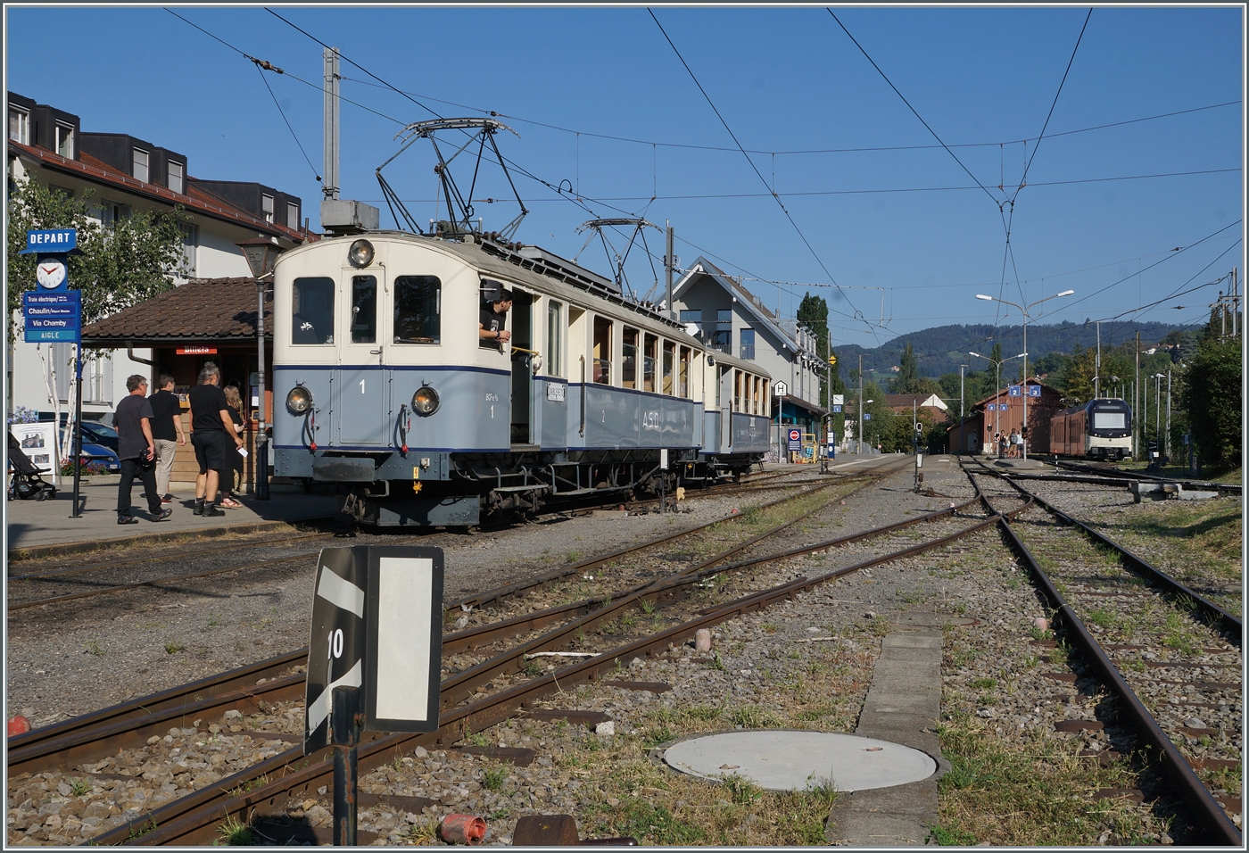  Le Chablais en fête  bei der Blonay Chamby Bahn. Die Eröffnung des ersten Teilstückes der Bex - Villars Bahn vor 125 Jahren, sowie die vor 80 Jahren erfolgte Fusion einiger Strecken im Chablais waren der Anlass zum diesjährigen Herbstfestivals  Le Chablais en fête. Als besondere Attraktion verkehrte der ASD BCFe 4/4 N° 1  TransOrmonan  der TPC mit seinem B 35 als Gastfahrzeug auf der Blonay-Chamby Bahn. Das Bild zeigt ASD BCFe 4/4 N° 1 mit B 35 in Blonay.

10. September 2023