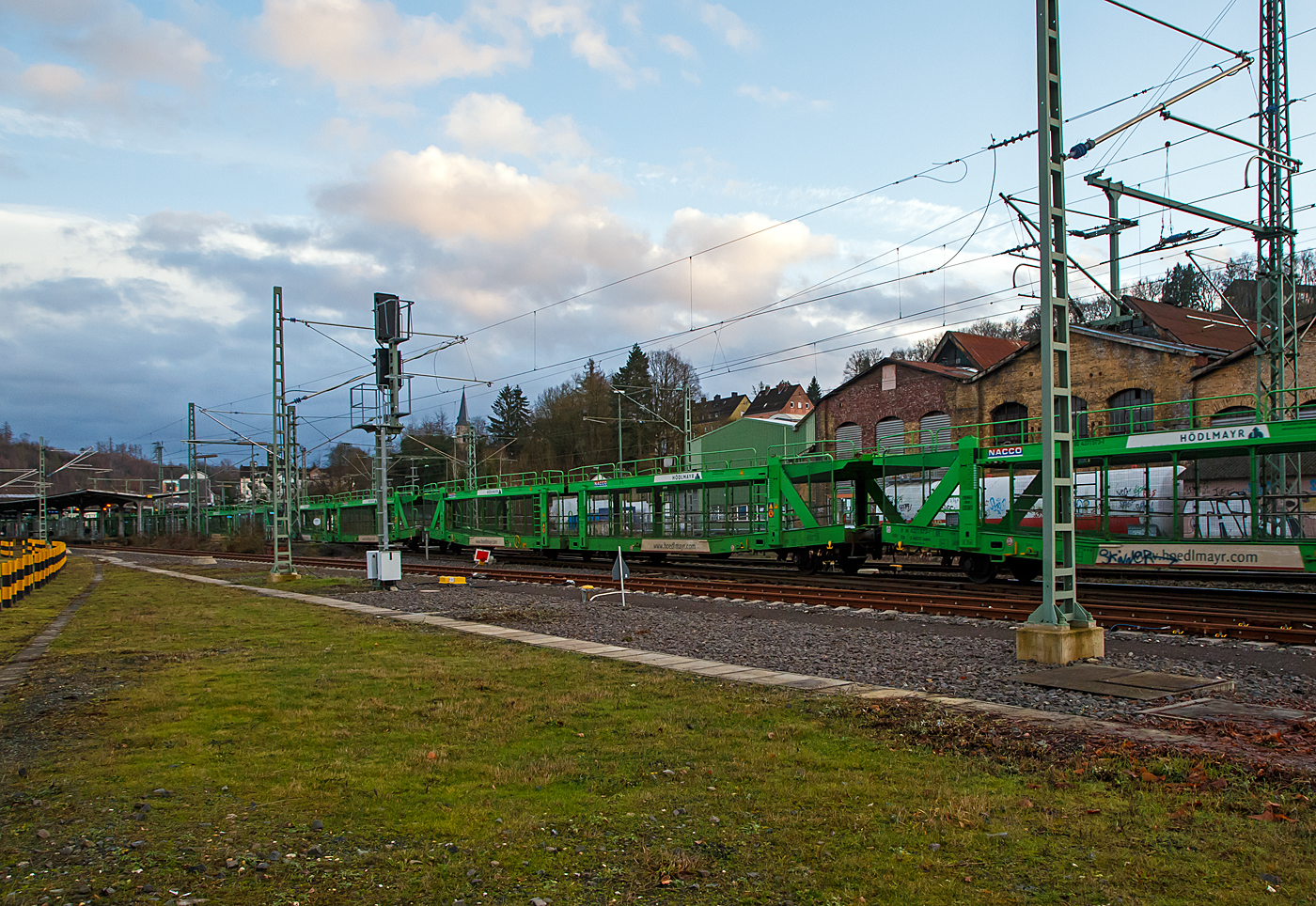 Leerer offener vierachsiger Doppelstock- Autotransportwaggon 27 80 4371 573-1 D-NACCO, der Gattung Laaers 560.1 (BA 5.854), noch registriert unter NACCO AG (geh�ren nun der TWA- TRANSWAGGON) am 11.01.2022 im Zugverband bei einer Zugdurchfahrt in Betzdorf (Sieg).

TECHNISCHE DATEN:
Gattung: Laaers 560.1 (BA 5.854),
Hersteller: ELH Waggonbau Niesky GmbH, Baujahr 2017
Spurweite: 1.435 mm
Anzahl der Achsen: 4
L�nge �ber Puffer : 31.000 mm
Achsabst�nde: 10.000 mm / 5.160 mm / 10.000 mm
Laufraddurchmesser (neu): 840 mm (au�en) / 730 mm (mittleren)
Ladel�nge : 30.070 mm (unten) / 30.550 mm (oben)
H�chstgeschwindigkeit: 100 km/h (120 km/h leer)
Eigengewicht: 30.000 kg
Nutzlast: 32 t bei Streckenklasse  A, 34,0 t ab B (max. 18 t pro Ebene)
Kleinster befahrb. Gleisbogenhalbmesser: 75 m
Bremse: KE-GP-A
Verwendungsf�higkeit: TEN-GE