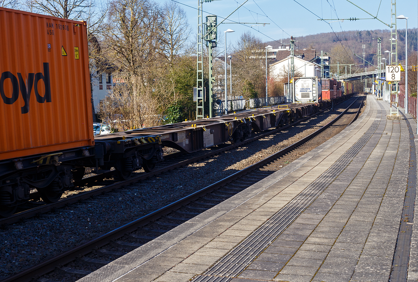 Leerer sechsachsiger Drehgestell-Gelenk-Containertragwagen / 6-achsiger Containertragwagen, 31 81 4953 018-6 A-RCW der Gattung Sggmrs 90‘ - Baureihe S97, der Rail Cargo Austria AG, ex 33 68 495 3 018-1 D-AAEC, am 18 Februar 2025 im Zugverband bei der Zugdurchfahrt in Kirchen/Sieg. 

Dieser Wagen (Baujahr 2005) wurde wohl von der VTG (die ja die AAE Cargo AG übernommen hat) an die Rail Cargo Group verkauft. Die Wagen der Gattung Sggmrs wird für den Transport von Containern und Wechselbehältern verwendet und hat drei zweiachsige Drehgestelle. Die Flachwagen sind für 20-, 30-, 40- und 45-Fuß-ISO-Container und Wechselbehälter geeignet.

TECHNISCHE DATEN:
Spurweite: 1.435 mm (Normalspur)
Länge über Puffer: 29.590 mm
Drehzapfenabstände: 2 x 12.025 mm
Achsabstand in den Drehgestellen: 1.800 mm
Laufraddurchmesser: 920 mm (neu)
Ladelänge: 2x 13.820 mm (90 ft.)
Höhe der Ladeebene über S.O.: 1.155 mm
Eigengewicht: 29.000 kg
Max. Zuladung: 94,0 t (ab Streckenklasse C) / 106,0 t (ab Streckenklasse D)
Höchstgeschwindigkeit: 100 km/h (beladen) / 120 km/h (leer)
Kleinster befahrbarer Gleisbogen: R 75 m
Bremse: 2 x KE-GP-A (K)
Bremssohle: Jurid 816M
Verwendungsfähigkeit: RIV
