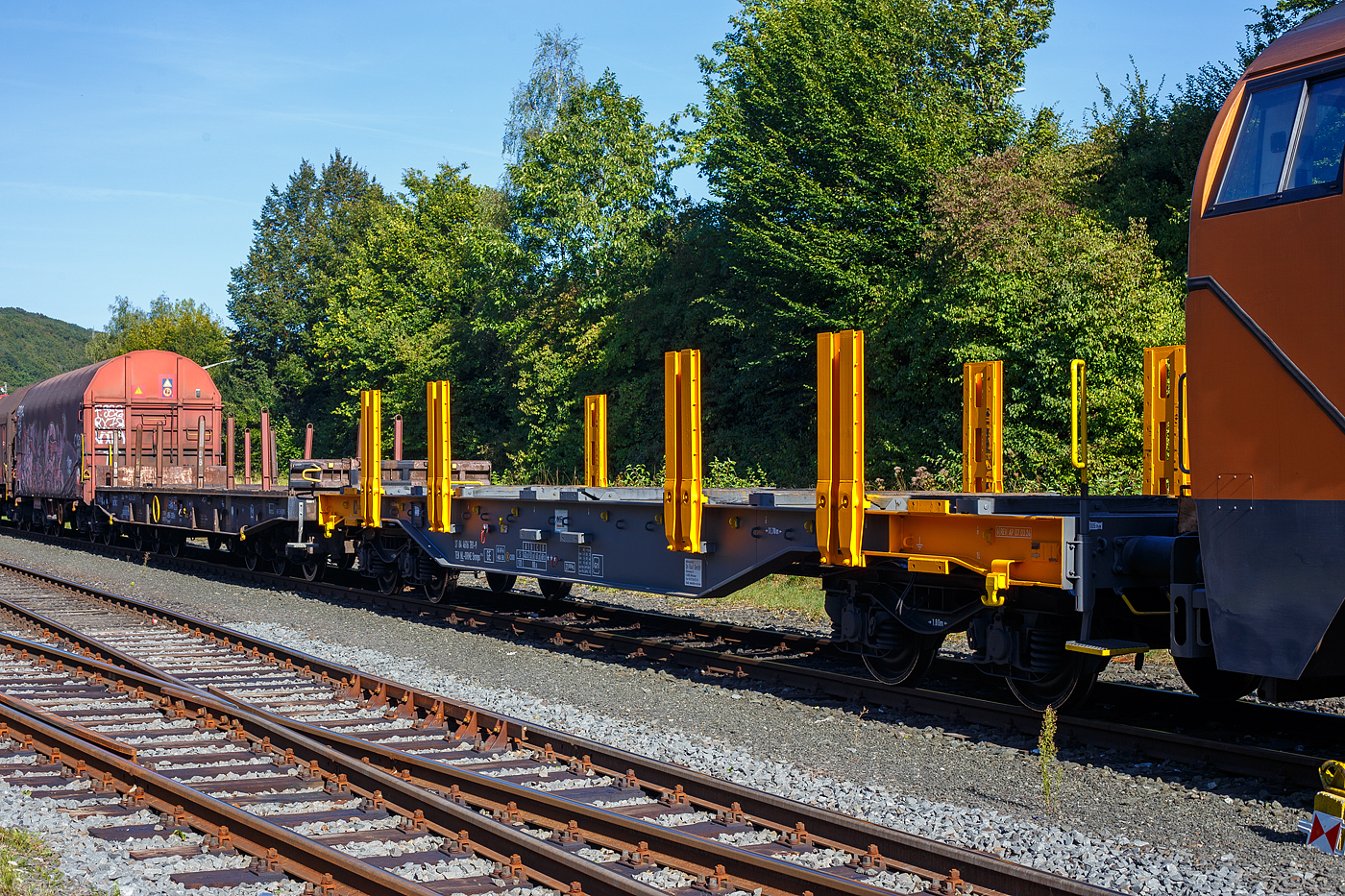 Leerer vierachsiger Drehgestell-Flachwagen mit Doppelrungen, 37 84 4616 781-9 NL-ORME, der Gattung Smnps, Bauart 193-4, der On Rail Gesellschaft für Eisenbahnausrüstung und Zubehör mbH (Mettmann), vermietet an die Saarstahl AG, abgestellt am 27 August 2024 in Herdorf auf dem Rbf der Kreisbahn Siegen-Wittgenstein (KSW). Nach dem Aufkleber (MFI) zu urteilen gehören die französische MFI - Matériel Ferroviaire et Industriel S.A. (Straßburg) und die On Rail wohl nun zusammen.

Diese Wagen wurden vom bulgarischen Hersteller Transwagon AD in Burgas gebaut.

Die Wagen haben einen durch Gitterroste begehbaren Fußboden Gitterroste, Hartholz-Ladeschwellen, Niederbindeeinrichtungen (Gut-Spanneinrichtungen), Rungen mit auswechselbaren Kunststoffleisten an den Berührungsflächen zum Ladegut. Hier bei der Bauart 193-4 haben die Wagen ja Längsseite vier sehr steife Doppelrungen (aus HEB-Stahlträgern), anstatt acht bei der Bauart 193. Zudem sind die Rungen nur ca. halb so hoch, anstatt 2.000 mm bei Bauart 193. Anschraubflächen für weiter vier Doppel-Rungen sind jedoch vorhanden.

TECHNISCHE DATEN:
Spurweite: 1.435 mm (Normalspur)
Länge über Puffer: 16.740 mm
Drehzapfenabstand: 11.700 mm
Achsabstand im Drehgestellen: 1.800 mm 
Raddurchmesser: 920 mm (neu)
Drehgestell-Typ: Y25 Lsd
Ladelänge: 15.500 mm
Ladebreite: 2.830 mm (zwischen den Rungen)
Ladefläche: 43,8 m²
Eigengewicht: 21.000 kg
Max. Zuladung bei Lastgrenze: 69,0 t (ab Streckenklasse D)
Max. Geschwindigkeit: 100 km/h (beladen) / 120 km/h (leer)
Kleinster Gleisbogenhalbmesser: 45 m
Bauart der Bremse: KE-GP-A (K) max. 58 t
Bremssohle: Cosid C 810
Internationale Verwendungsfähigkeit: TEN-GE
