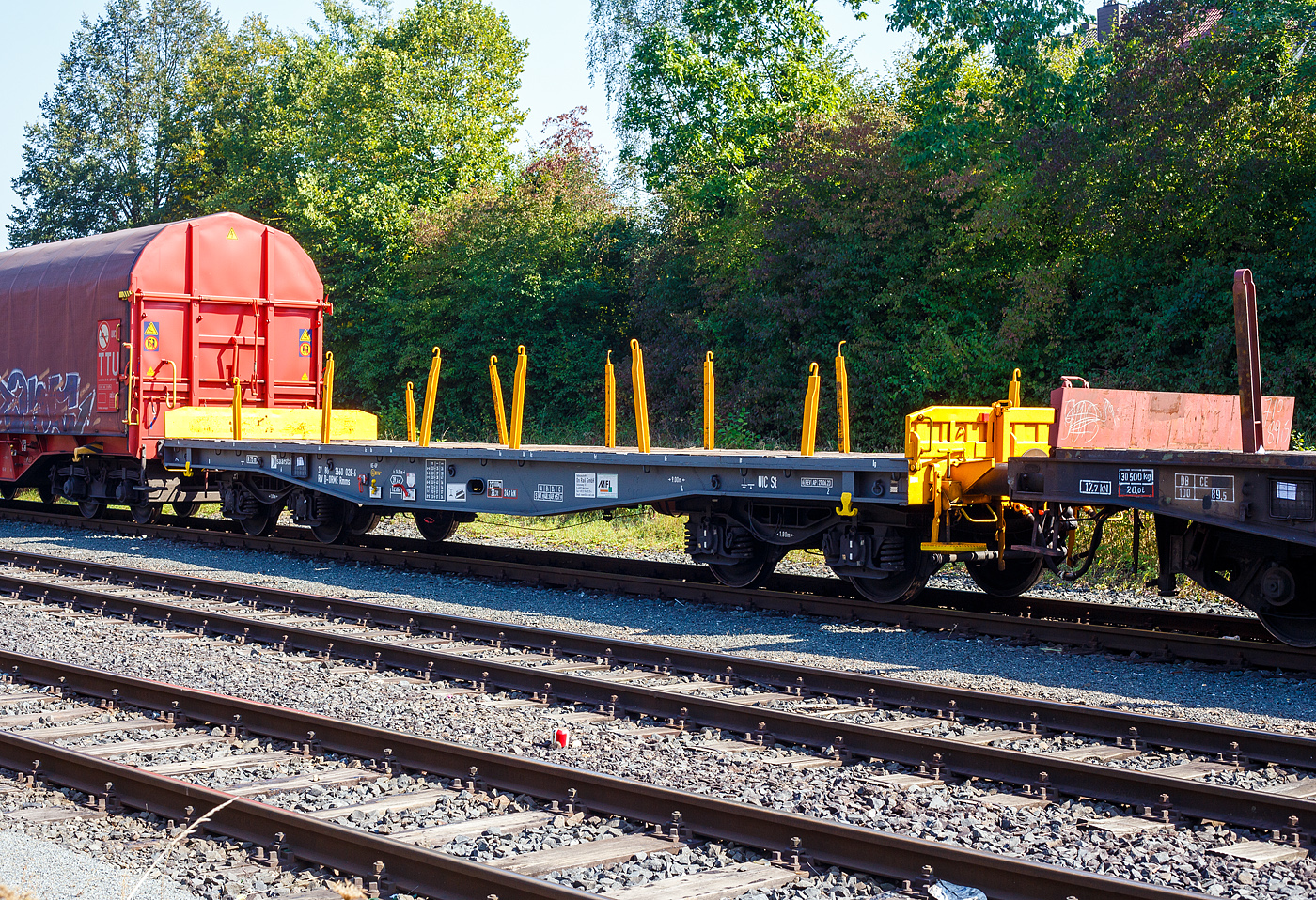 Leerer vierachsiger Drehgestell-Flachwagen, mit Stirnwandklappen und mit Steck-Rungen, 37 80 3660 028-6 D-ORME, der Gattung Rmms, der On Rail Gesellschaft für Eisenbahnausrüstung und Zubehör mbH (Mettmann), vermietet an die Saarstahl AG, abgestellt im Zugverband auf dem Rbf der KSW in Herdorf am 18 September 2024. Nach dem Aufkleber (MFI) zu urteilen gehören die französische MFI - Matériel Ferroviaire et Industriel S.A. (Straßburg) und die On Rail wohl nun zusammen.
Die an den Stirnseiten angeordneten Überfahrklappen gestatten abgeklappt das Durchfahren von Gleisbögen mit mindestens 150 m Halbmesser. Die Überfahrklappen liegen im abgeklappten Zustand auf 4 Konsolen auf. In senkrechter Stellung werden sie durch je 2 am Kopfstück angeordneten Fallrungen gehalten. Je Wagenlängsseite sind 6 steckbare Seitenrungen vorhanden. 
 
TECHNISCHE DATEN (laut Anschriften):
Spurweite: 1.435 mm (Normalspur)
Anzahl der Achsen: 4 in 2 Drehgestellen
Länge über Puffer: 14.080 mm
Drehzapfenabstand:  9.000 mm
Achsabstand in den Drehgestellen: 1.800 mm
Laufraddurchmesser: 920 mm (neu)
Eigengewicht: 22.100 kg
Ladelänge: 12.650 mm
Ladefläche: 39,4 m²
Maximale Ladegewicht: 57,9 t (ab Streckenklasse C)
Höchstgeschwindigkeit: 100 km/h 
Kleinster befahrbarer Gleisbogenhalbmesser: R 75 m
Bremse: KE-GP  (LL)
Bremssohle: IB 116
Feststellbremse: ja
Internationale Verwendungsfähigkeit: RIV

